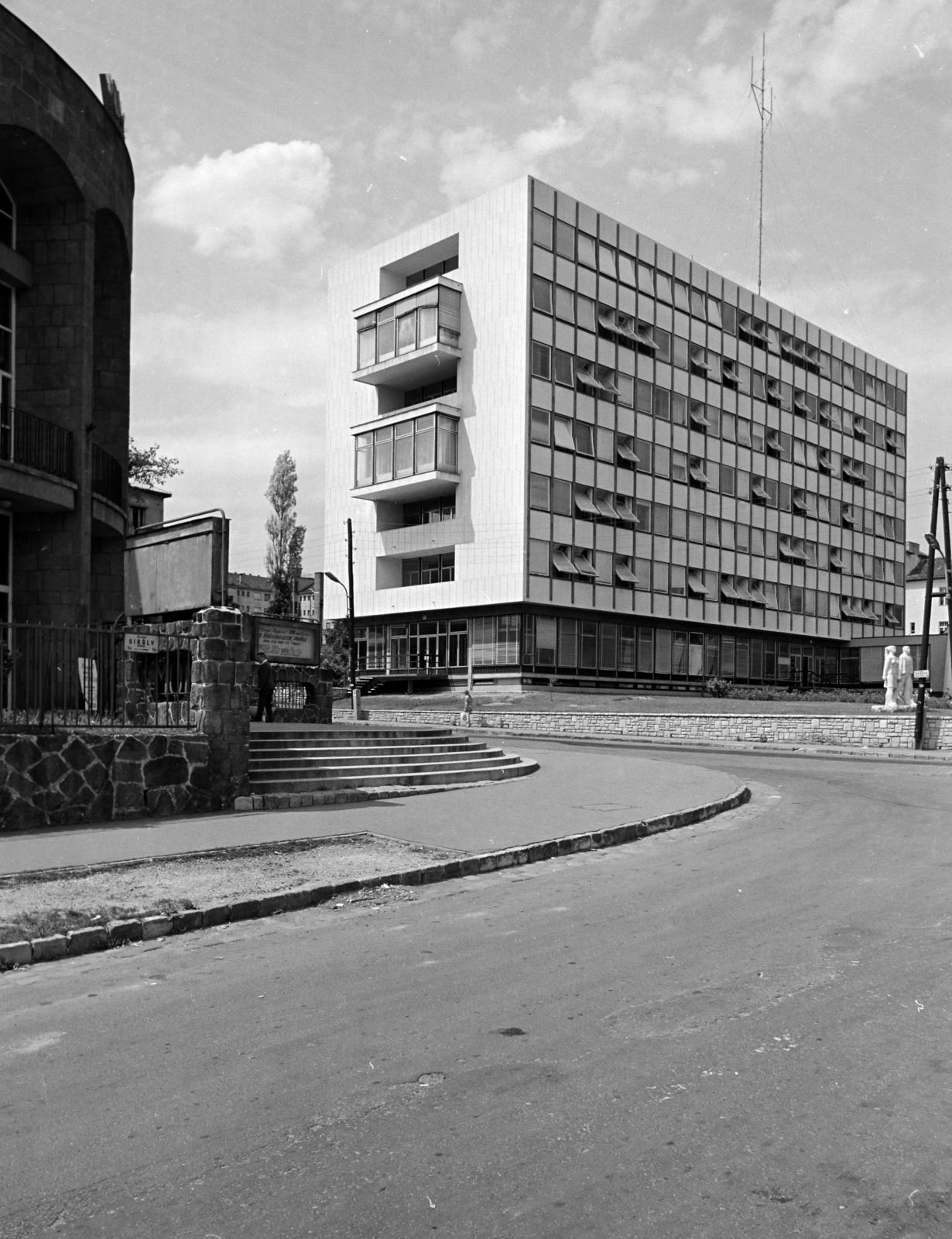 Hungary, Budapest XII., Sirály utca. Balra a Magyar Optikai Művek (MOM) Szaka­­sits Árpád Művelődési Háza. Szemben a Csörsz utca mellett az MSZMP Pest megyei és Budai járási Bizottságának székháza, előtte Kiss István Fényes szelek / Éneklő munkások című szobra (1970)., 1971, Hegyvidéki Helytörténeti Gyűjtemény, Budapest, modern architecture, Fortepan #290592