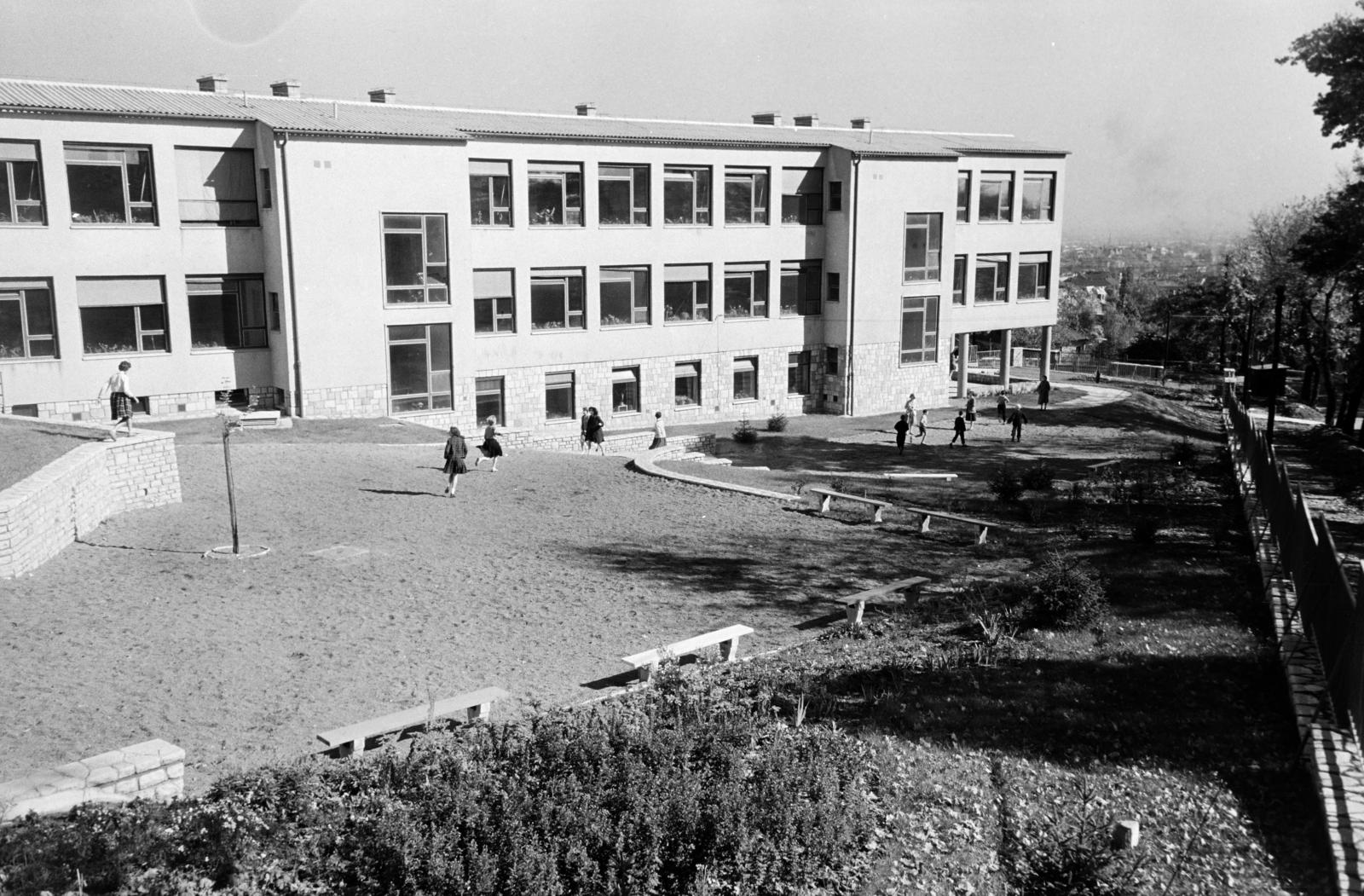Hungary, Budapest XII., Mártonhegyi út 34., Általános Iskola (később Tamási Áron Általános Iskola, Gimnázium és Német Nemzetiségi Gimnázium)., 1960, Hegyvidéki Helytörténeti Gyűjtemény, Budapest, Fortepan #290595