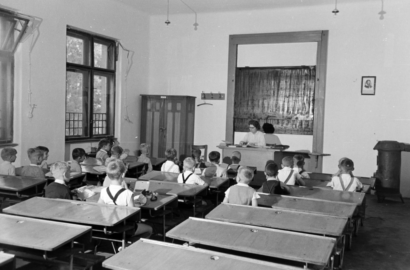 Magyarország, Budapest XII., Városmajor utcai (később Kós Károly) Általános Iskola tanterme., 1960, Hegyvidéki Helytörténeti Gyűjtemény, tanterem, iskola, Budapest, Fortepan #290605