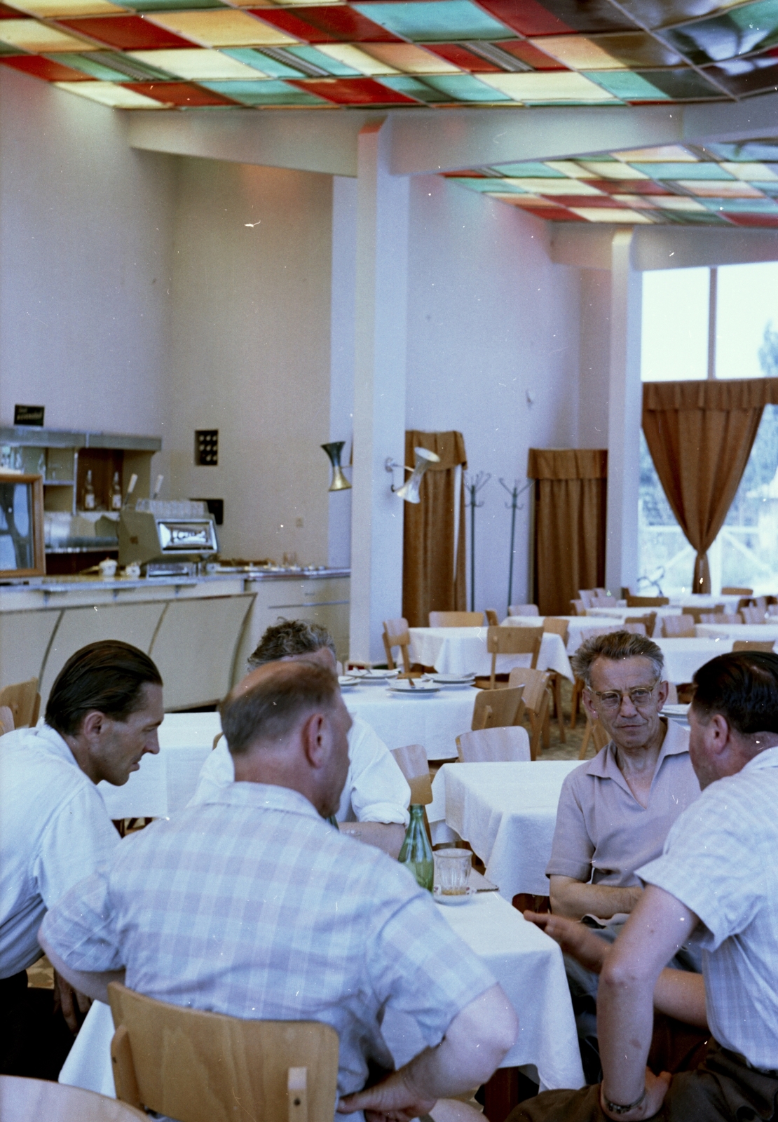 Magyarország, Dunapataj, Tó vendéglő a Szelidi-tó mellett., 1966, Építésügyi Dokumentációs és Információs Központ, VÁTI, színes, étterem, kávéfőző, társaság, falikar, üvegtető, Fortepan #29061