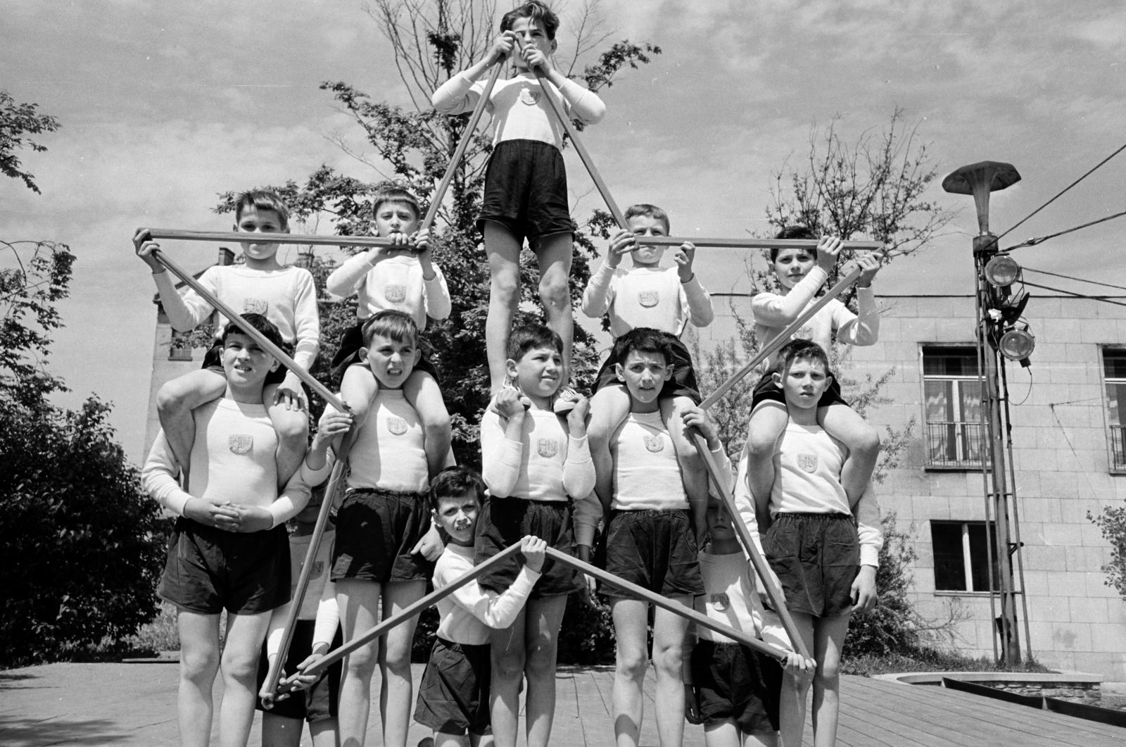 Magyarország, Budapest XII., Csörsz utca 18., a felvétel a Magyar Optikai Művek (MOM) Művelődési Házának udvarán készült., 1961, Hegyvidéki Helytörténeti Gyűjtemény, Best of, Budapest, emberi piramis, vörös csillag, Fortepan #290610