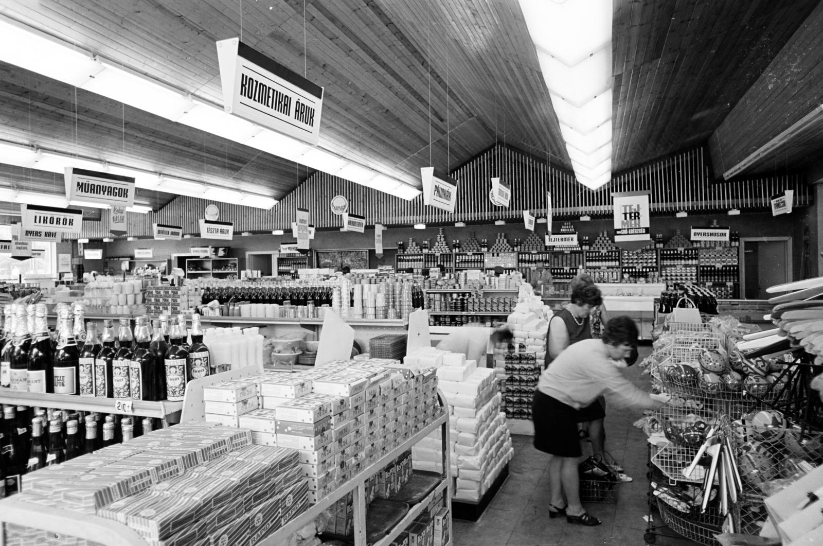 Hungary, Budapest XII., Eötvös út, a Csemege vállalat boltja a Fogaskerekű Svábhegy megállójánál., 1971, Hegyvidéki Helytörténeti Gyűjtemény, Budapest, Fortepan #290612