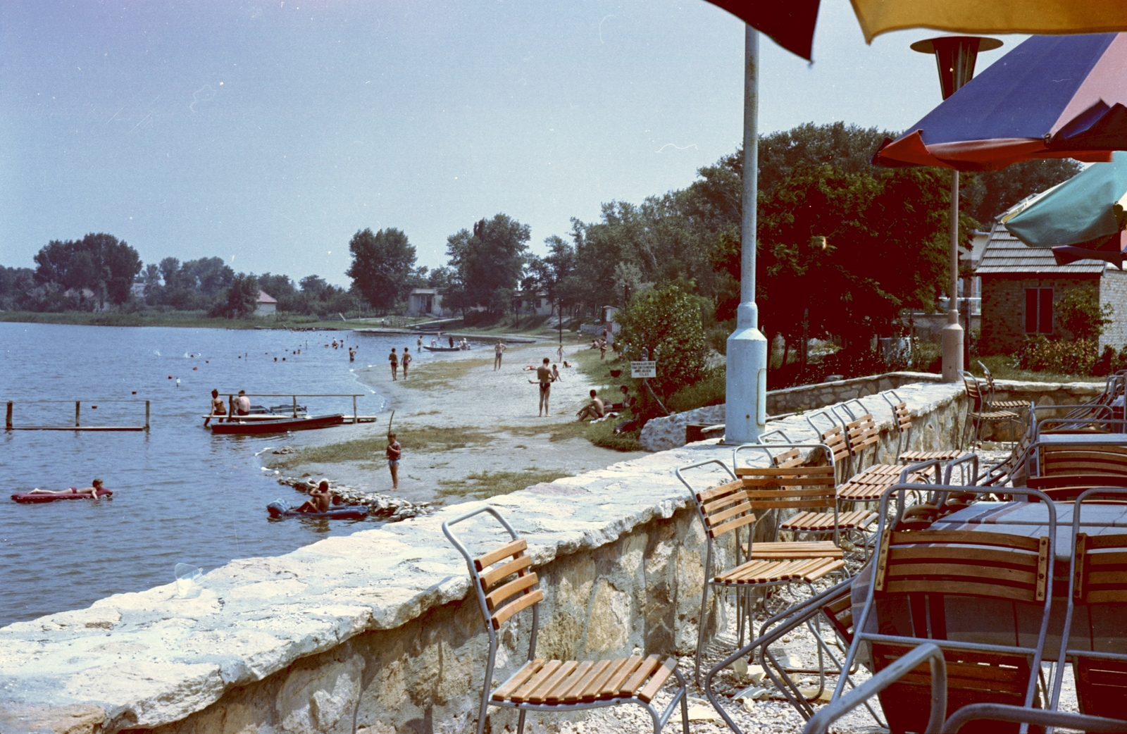 Hungary, Lake of Szelid, a Tó vendéglő teraszáról nézve., 1966, Építésügyi Dokumentációs és Információs Központ, VÁTI, beach, colorful, chair, Fortepan #29062