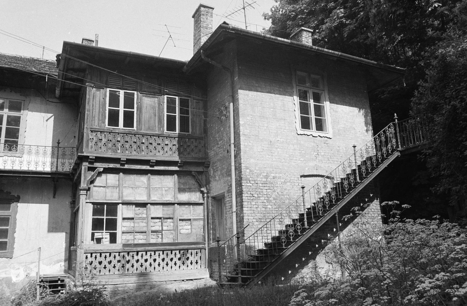 Magyarország, Budapest XII., Csillag-völgy, Diogenész-falva, Csillagvölgyi út 2., az egykori „Szép Svájciné” fogadó épülete., 1966, Hegyvidéki Helytörténeti Gyűjtemény, Budapest, lépcső, Fortepan #290625