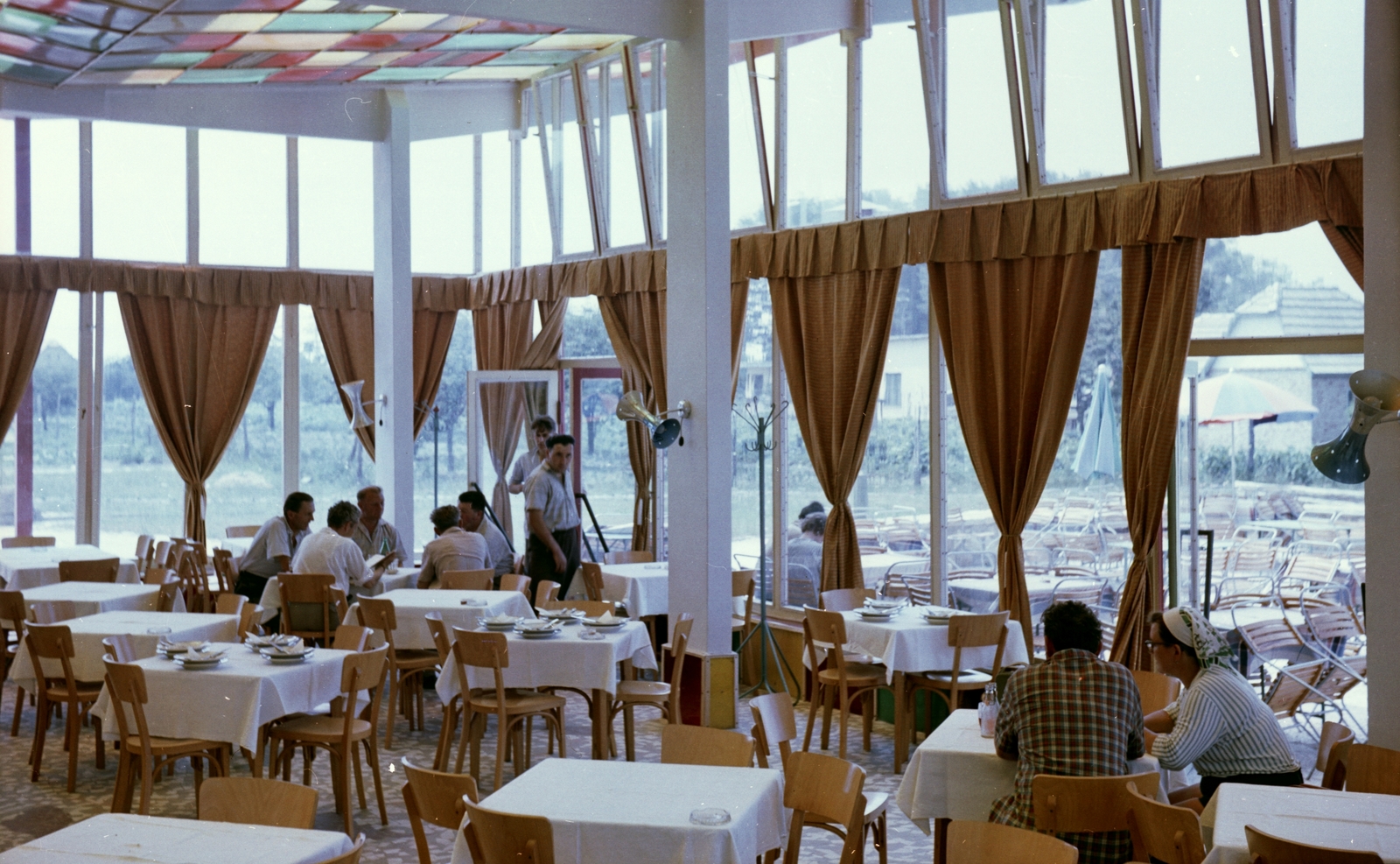 Hungary, Lake of Szelid, Tó vendéglő., 1966, Építésügyi Dokumentációs és Információs Központ, VÁTI, colorful, restaurant, restaurant, place, table, chair, pillar, lamp bracket, glass roof, Fortepan #29064