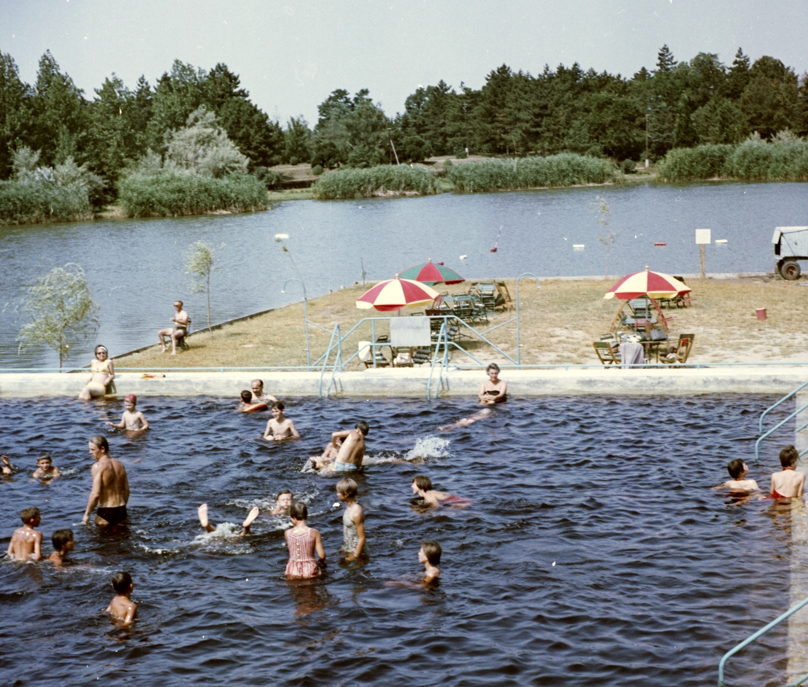 Hungary, Orosháza,Gyopárosfürdő, 1964, Építésügyi Dokumentációs és Információs Központ, VÁTI, beach, colorful, sunshades, Fortepan #29065