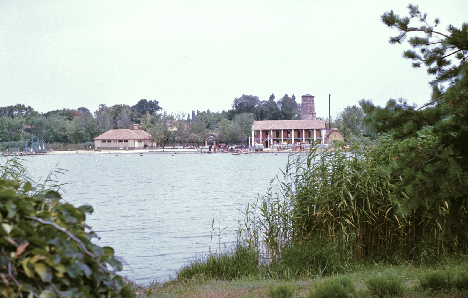 Magyarország, Orosháza,Gyopárosfürdő, Gyopáros-tó, a fürdőépület mögött a mára már használaton kívüli és panoráma kilátóként működő víztorony., 1964, Építésügyi Dokumentációs és Információs Központ, VÁTI, strand, színes, víztorony, Fortepan #29067