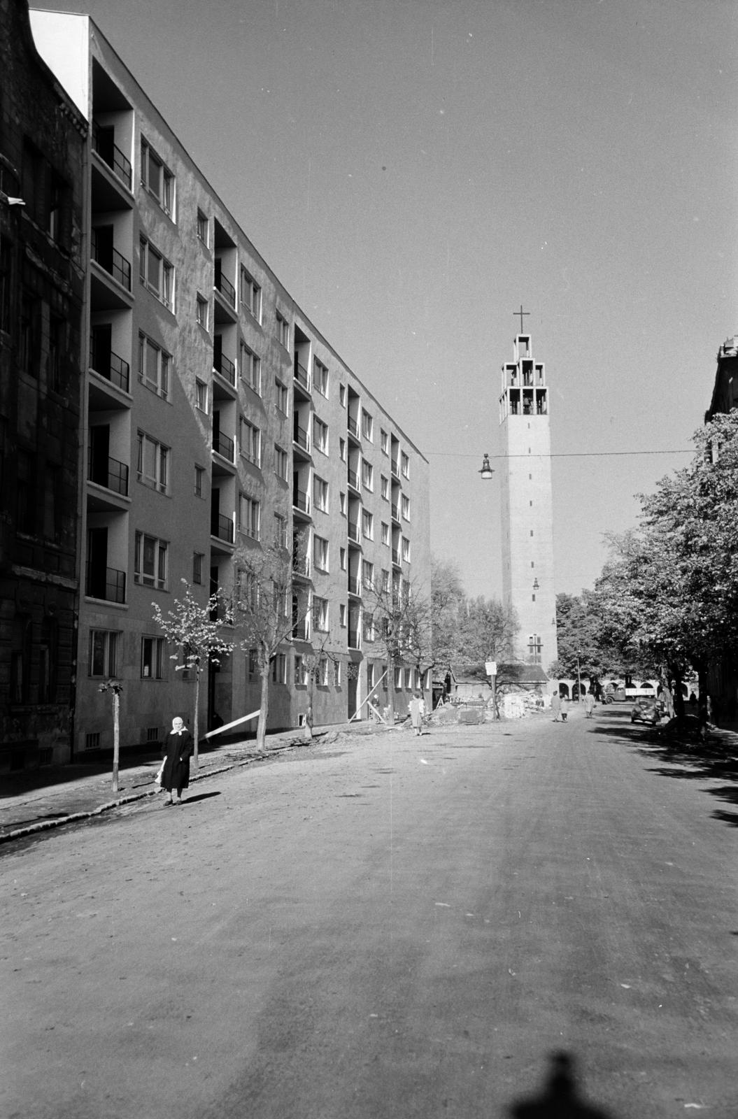 Magyarország, Budapest XII., Maros utca, balra az átadás előtti 24. és 26. számú ház, szemben a városmajori Jézus Szíve-templom tornya., 1959, Hegyvidéki Helytörténeti Gyűjtemény, templom, Budapest, Fortepan #290680