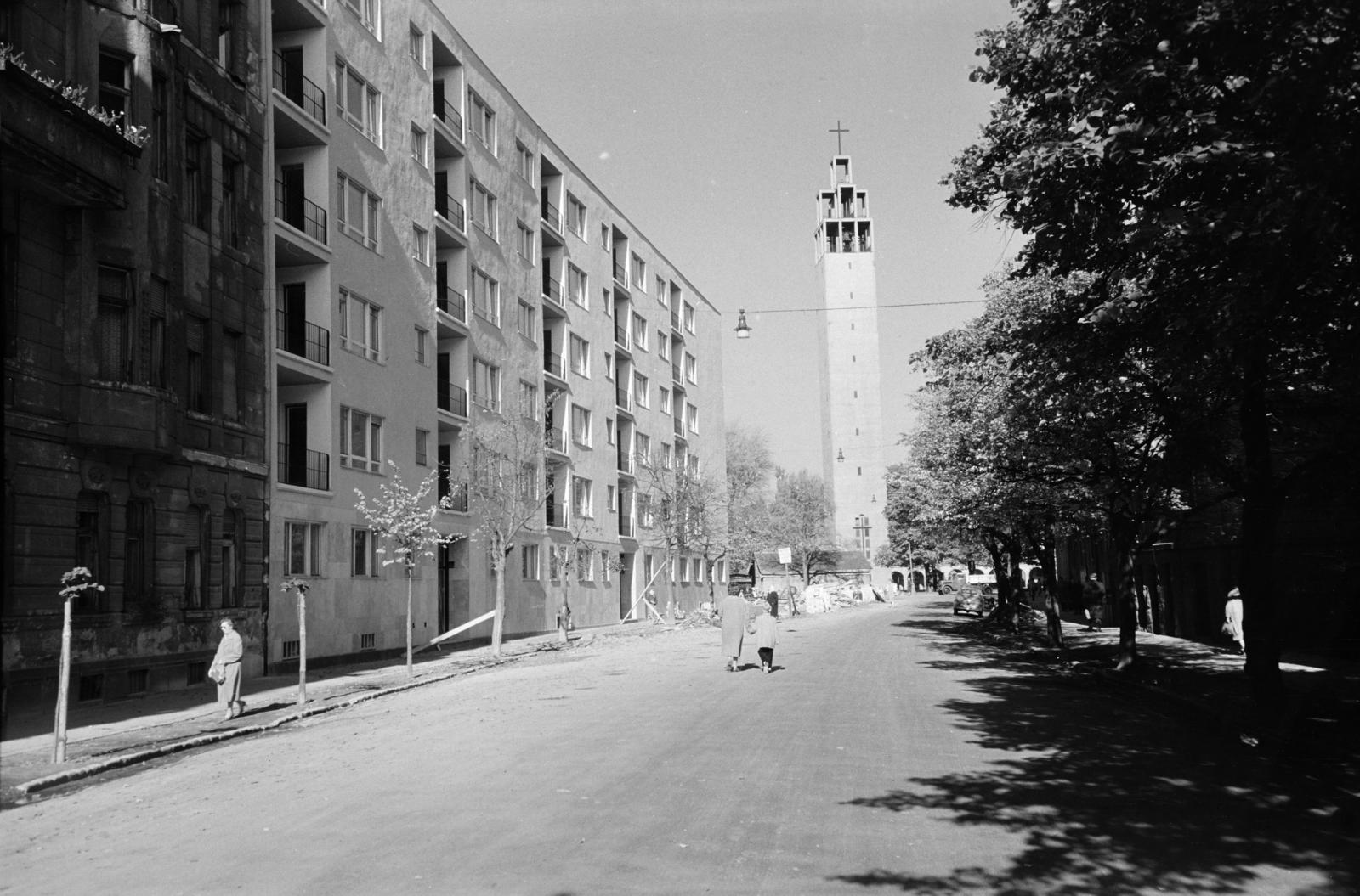 Magyarország, Budapest XII., Maros utca, balra az átadás előtti 24. és 26. számú ház, szemben a városmajori Jézus Szíve-templom tornya., 1959, Hegyvidéki Helytörténeti Gyűjtemény, templom, Budapest, Fortepan #290682