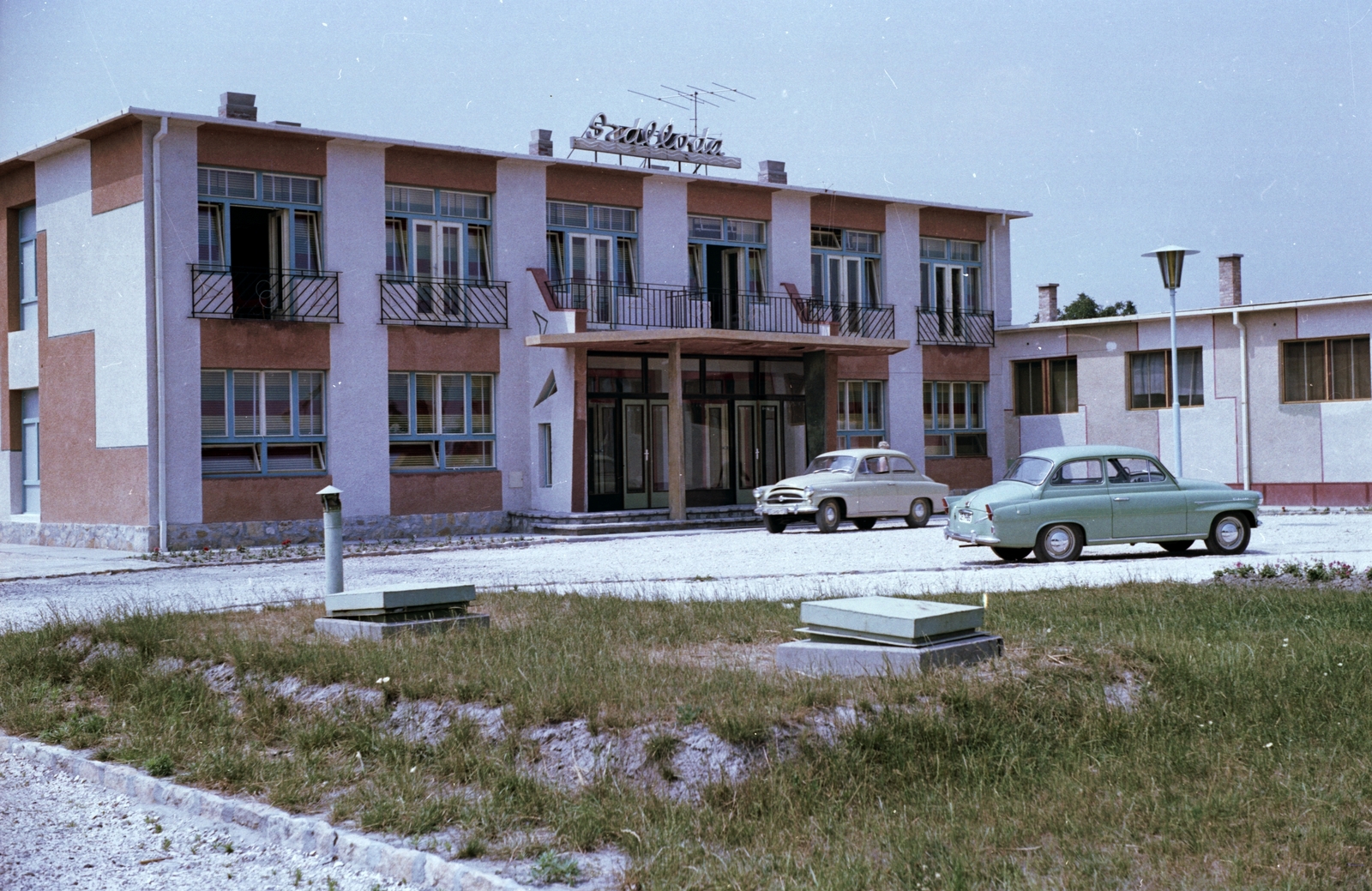 Hungary, Lake of Szelid, Tó szálló., 1965, Építésügyi Dokumentációs és Információs Központ, VÁTI, colorful, Czechoslovak brand, Skoda-brand, automobile, number plate, Fortepan #29070