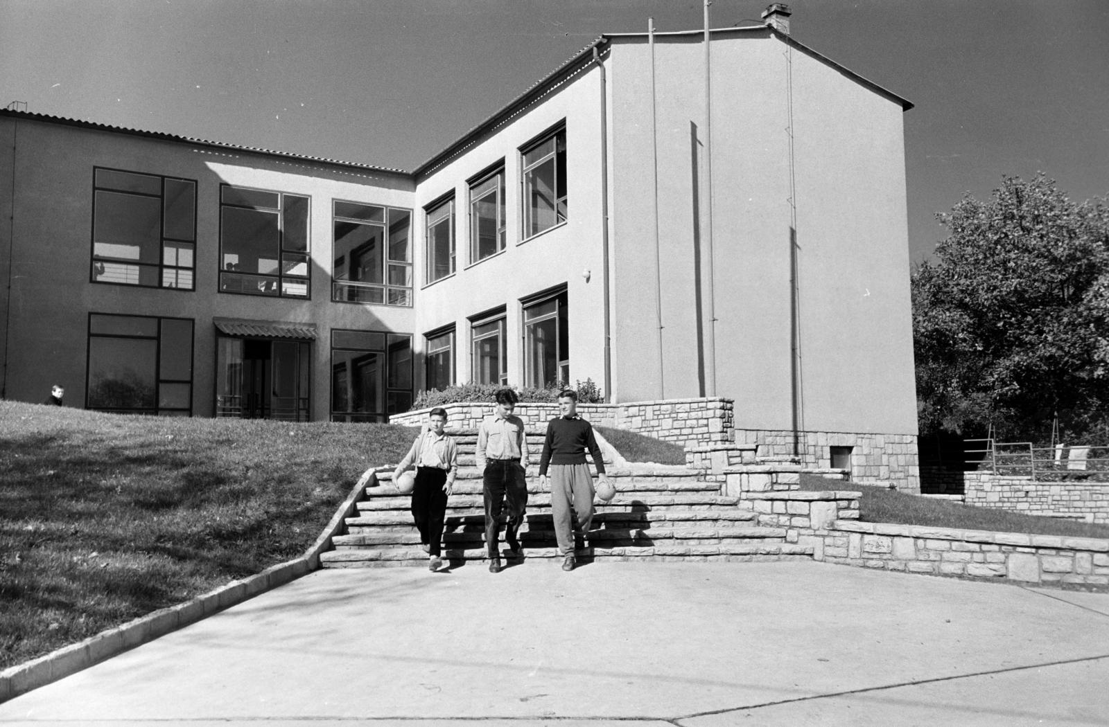 Hungary, Budapest XII., Mártonhegyi út 34., Általános Iskola (később Tamási Áron Általános Iskola, Gimnázium és Német Nemzetiségi Gimnázium)., 1961, Hegyvidéki Helytörténeti Gyűjtemény, Budapest, Fortepan #290701