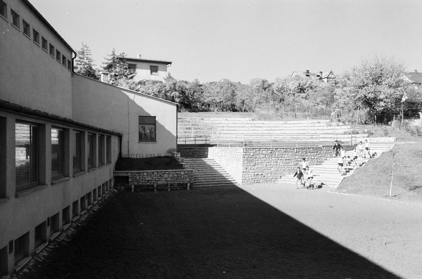 Hungary, Budapest XII., Mártonhegyi út 34., Általános Iskola (később Tamási Áron Általános Iskola, Gimnázium és Német Nemzetiségi Gimnázium)., 1961, Hegyvidéki Helytörténeti Gyűjtemény, Budapest, Fortepan #290703