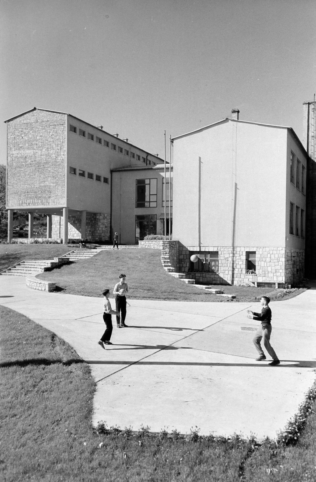 Magyarország, Budapest XII., Mártonhegyi út 34., Általános Iskola (később Tamási Áron Általános Iskola, Gimnázium és Német Nemzetiségi Gimnázium)., 1961, Hegyvidéki Helytörténeti Gyűjtemény, Budapest, Fortepan #290704