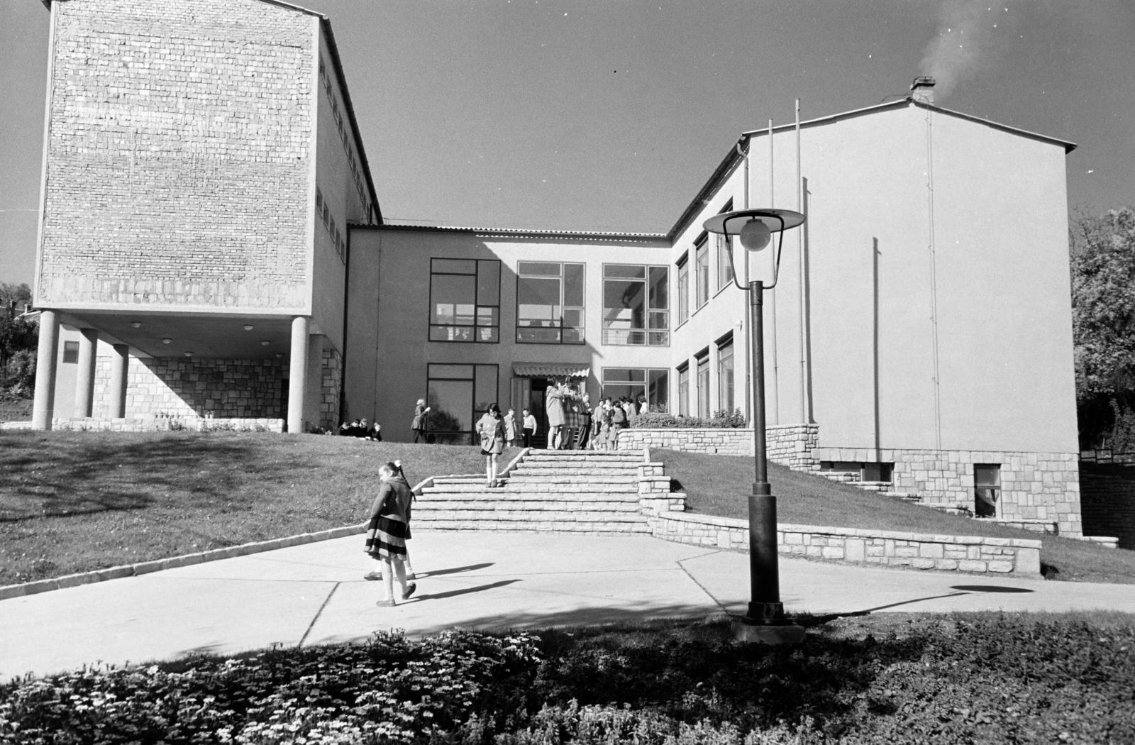 Hungary, Budapest XII., Mártonhegyi út 34., Általános Iskola (később Tamási Áron Általános Iskola, Gimnázium és Német Nemzetiségi Gimnázium)., 1961, Hegyvidéki Helytörténeti Gyűjtemény, Budapest, Fortepan #290705