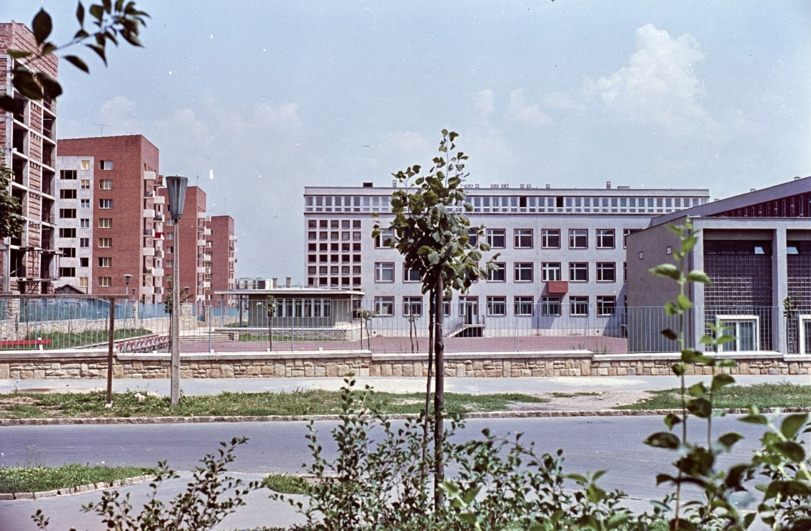 Hungary, Uránváros, Pécs, Mecsekaljai iskola, Bánki Donát utca 2., balra a Zipernovszy Károly utca házai., 1964, Építésügyi Dokumentációs és Információs Központ, VÁTI, school, colorful, Fortepan #29072