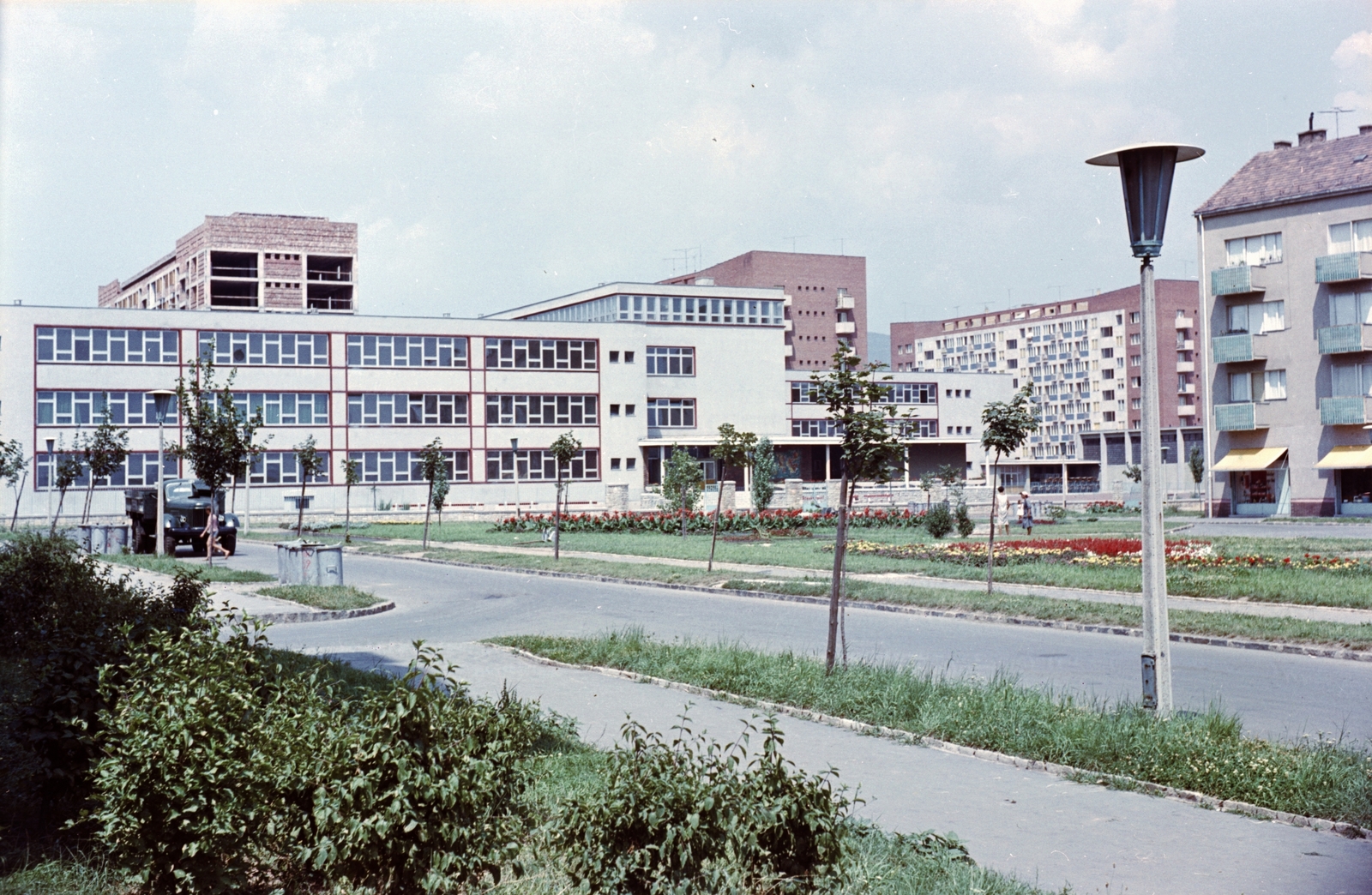 Hungary, Uránváros, Pécs, Mecsekaljai iskola, Bánki Donát utca 2., háttérben a Zipernovszy Károly utca házai., 1964, Építésügyi Dokumentációs és Információs Központ, VÁTI, school, colorful, Fortepan #29074
