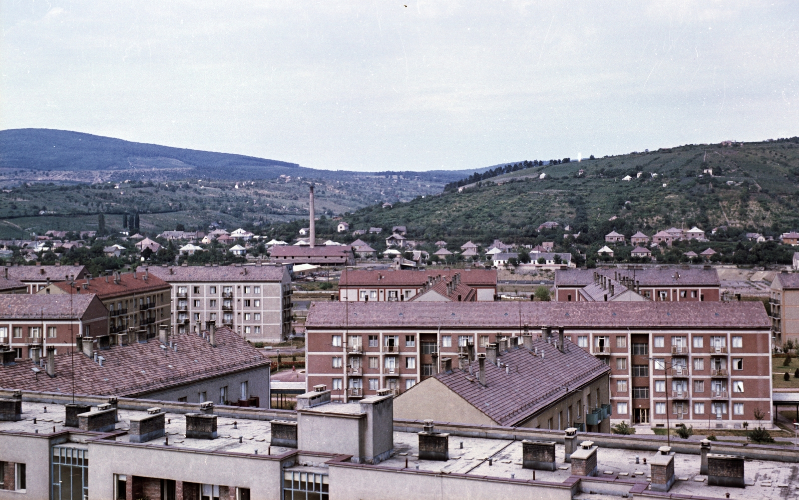 Hungary, Uránváros, Pécs, háttérben jobbra a Makár-hegy., 1964, Építésügyi Dokumentációs és Információs Központ, VÁTI, colorful, picture, Fortepan #29076