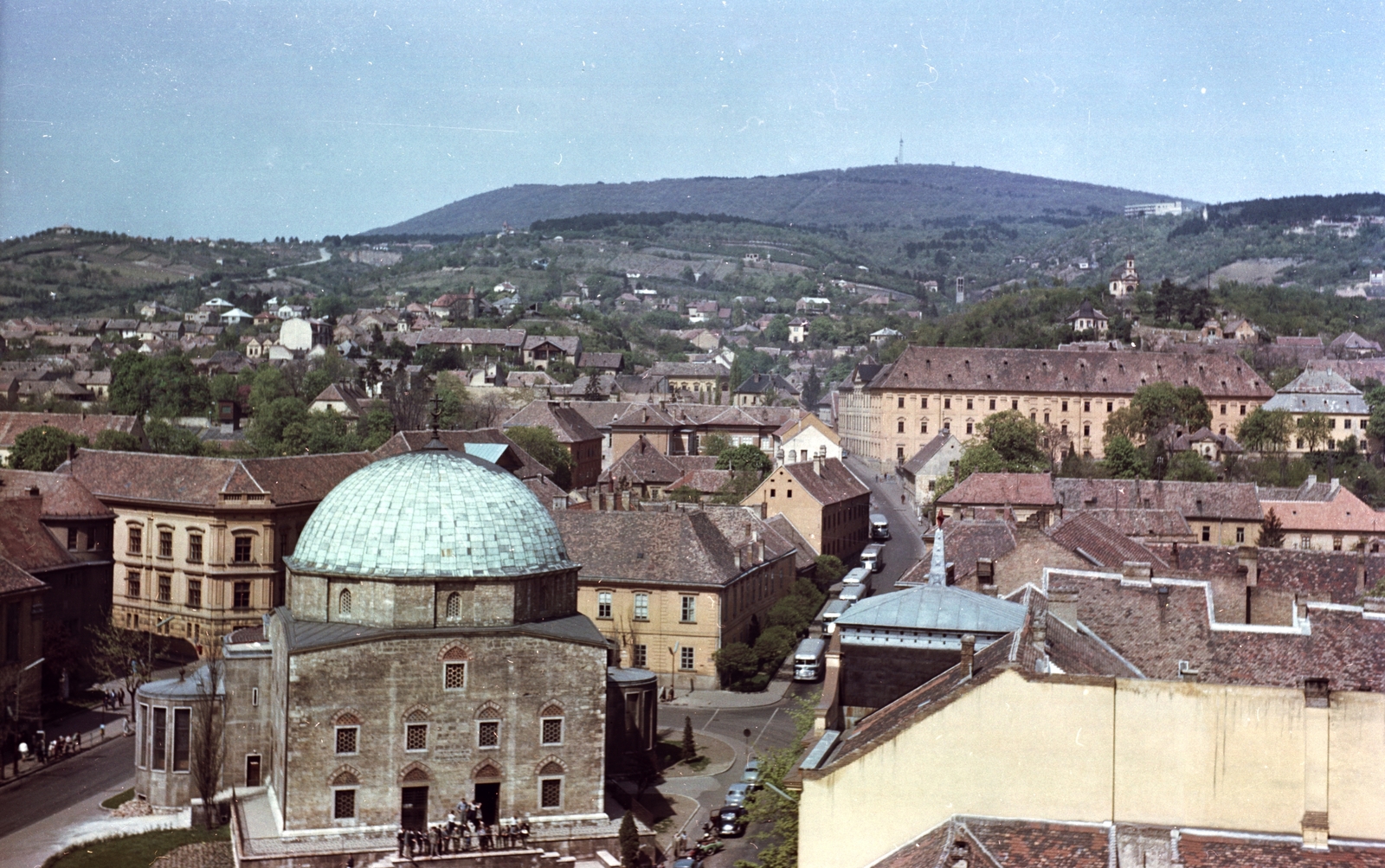 Hungary, Pécs, Széchenyi tér a Dzsámival, szemben a Hunyadi János utca. Látkép a Városháza tornyából a Misina felé nézve., 1965, Építésügyi Dokumentációs és Információs Központ, VÁTI, church, colorful, cityscape, picture, Fortepan #29078
