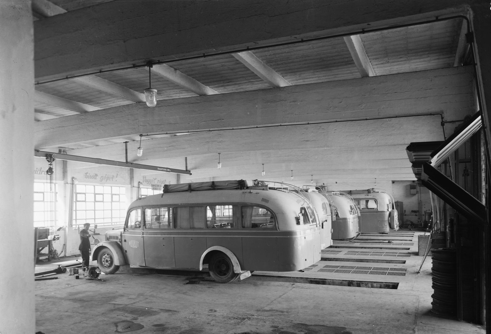 Hungary, Mohács, autóbusz garázs., 1952, UVATERV, bus, Hungarian brand, Ikarus-brand, Rába-brand, MÁVAUT-organisation, MÁVAG-brand, mechanic, garage, Fortepan #2908
