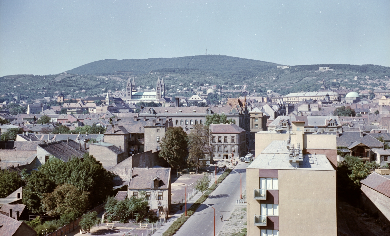 Hungary, Pécs, látkép a Jókai Mór utca felől a Misina felé nézve., 1965, Építésügyi Dokumentációs és Információs Központ, VÁTI, colorful, cityscape, picture, Fortepan #29081