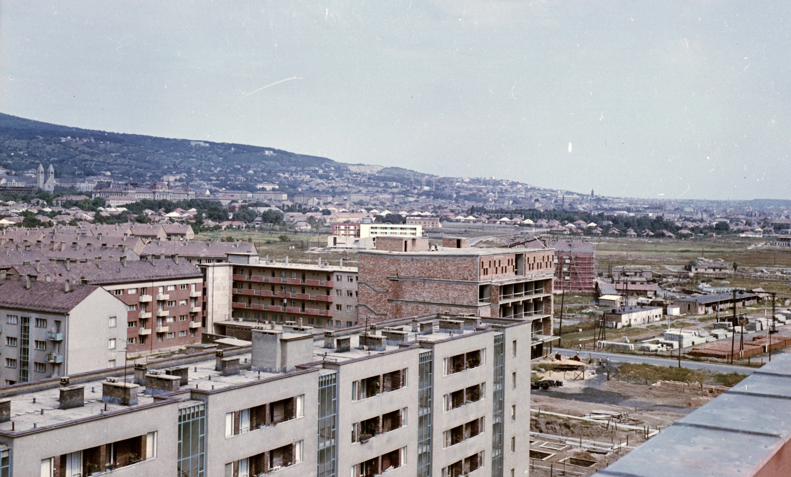 Hungary, Uránváros, Pécs, az Esztergár Lajos utca (39-es dandár út) felől a belváros felé nézve. Előtérben az Ybl Miklós utcában az épülő Mecsek Áruház., 1964, Építésügyi Dokumentációs és Információs Központ, VÁTI, colorful, construction, picture, Fortepan #29082