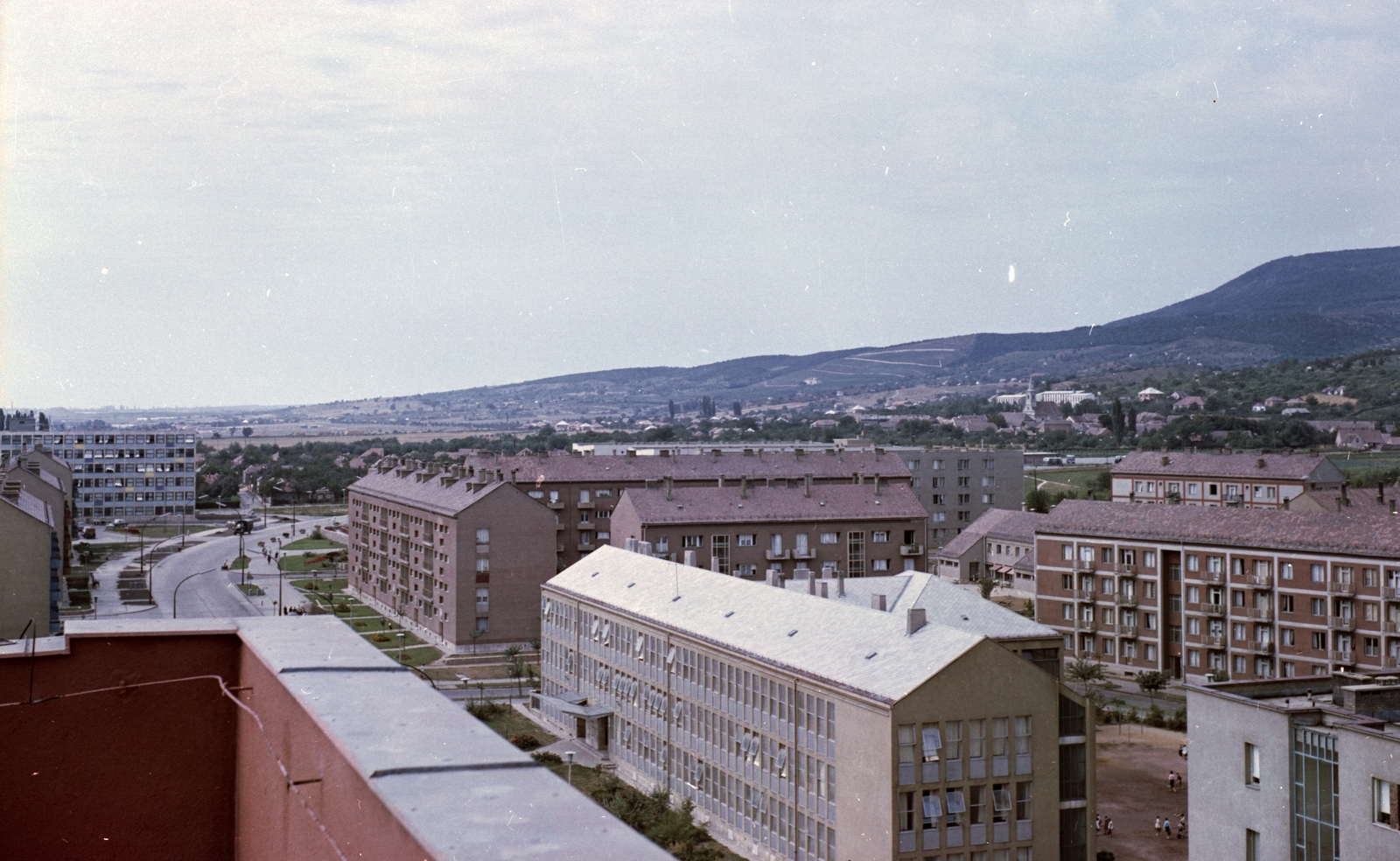 Hungary, Uránváros, Pécs, Esztergár Lajos utca (39-es dandár út), előtérben a Radnóti Miklós Szakközépiskola., 1964, Építésügyi Dokumentációs és Információs Központ, VÁTI, school, colorful, picture, Fortepan #29084