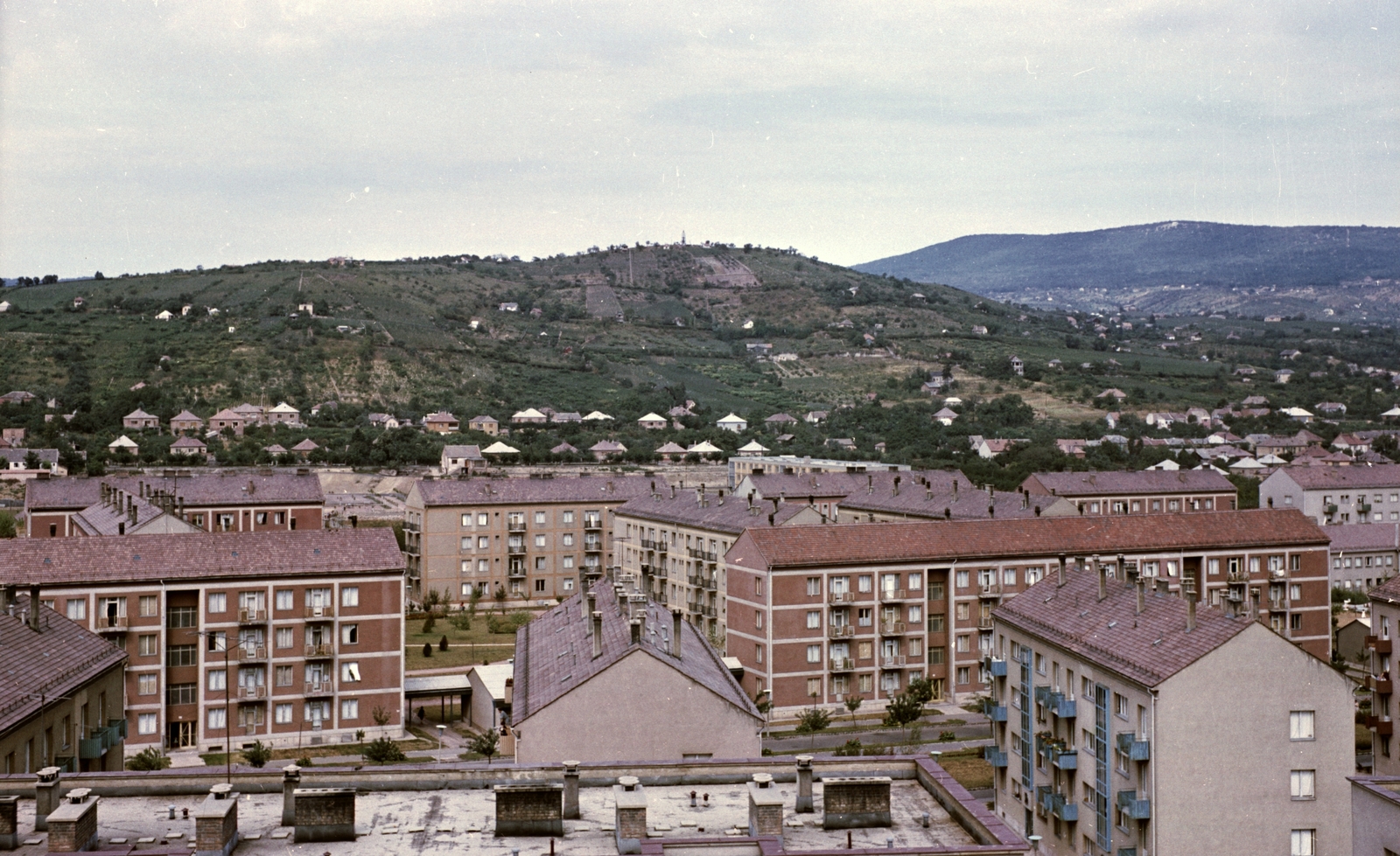 Hungary, Uránváros, Pécs, látkép az Esztergár Lajos utca (39-es dandár út) felől a Makár-hegy felé nézve., 1964, Építésügyi Dokumentációs és Információs Központ, VÁTI, colorful, picture, Fortepan #29085