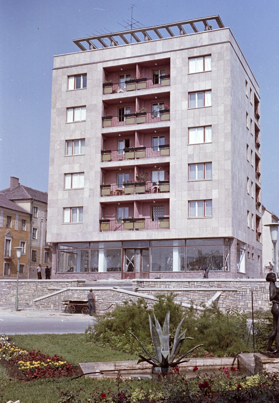 Hungary, Várpalota, Jókai utca 1., az "Ötemeletes"., 1963, Építésügyi Dokumentációs és Információs Központ, VÁTI, colorful, Fortepan #29094