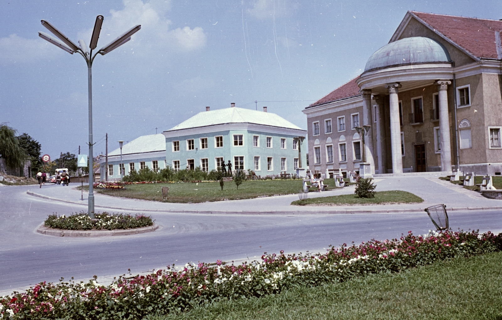 Hungary, Várpalota, Honvéd utca, jobbra a Jó Szerencsét Művelődési Központ., 1963, Építésügyi Dokumentációs és Információs Központ, VÁTI, colorful, lamp post, socialist realism, Antal Károlyi-design, Fortepan #29095