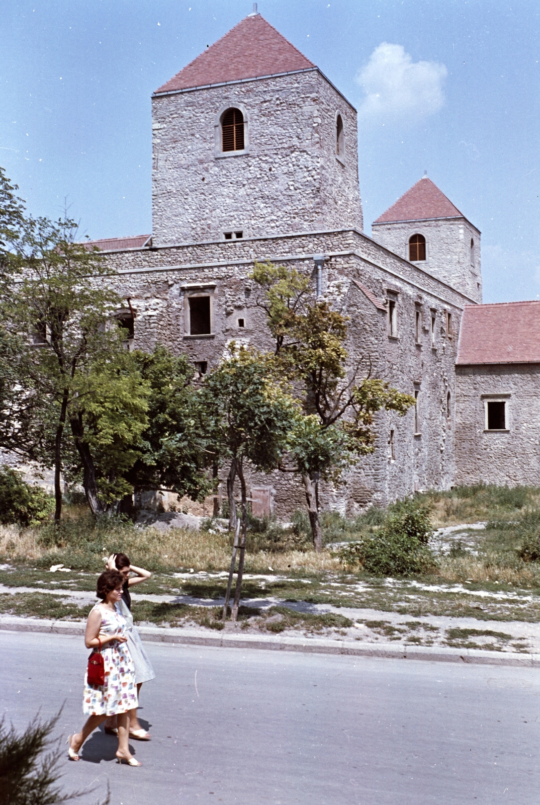 Hungary, Várpalota, Hunyadi Mátyás (Fő) tér, Thury-vár., 1963, Építésügyi Dokumentációs és Információs Központ, VÁTI, colorful, castle, Fortepan #29096