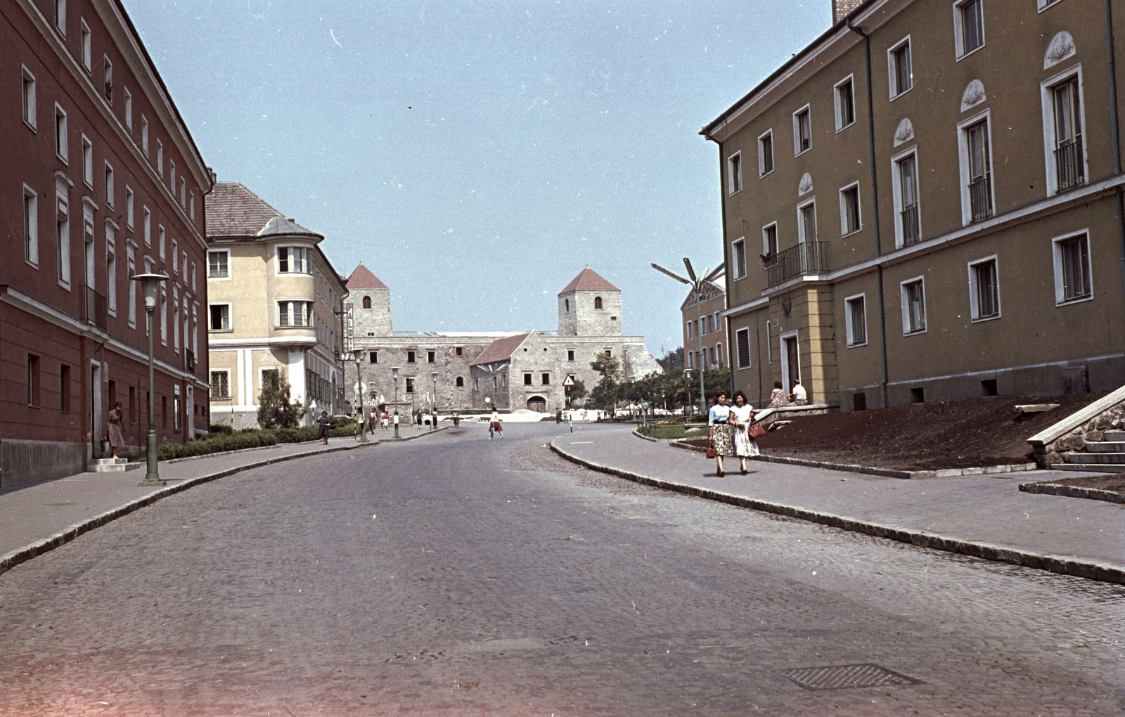 Hungary, Várpalota, Kossuth utca, szemben a Thury-vár., 1963, Építésügyi Dokumentációs és Információs Központ, VÁTI, colorful, castle, Fortepan #29097