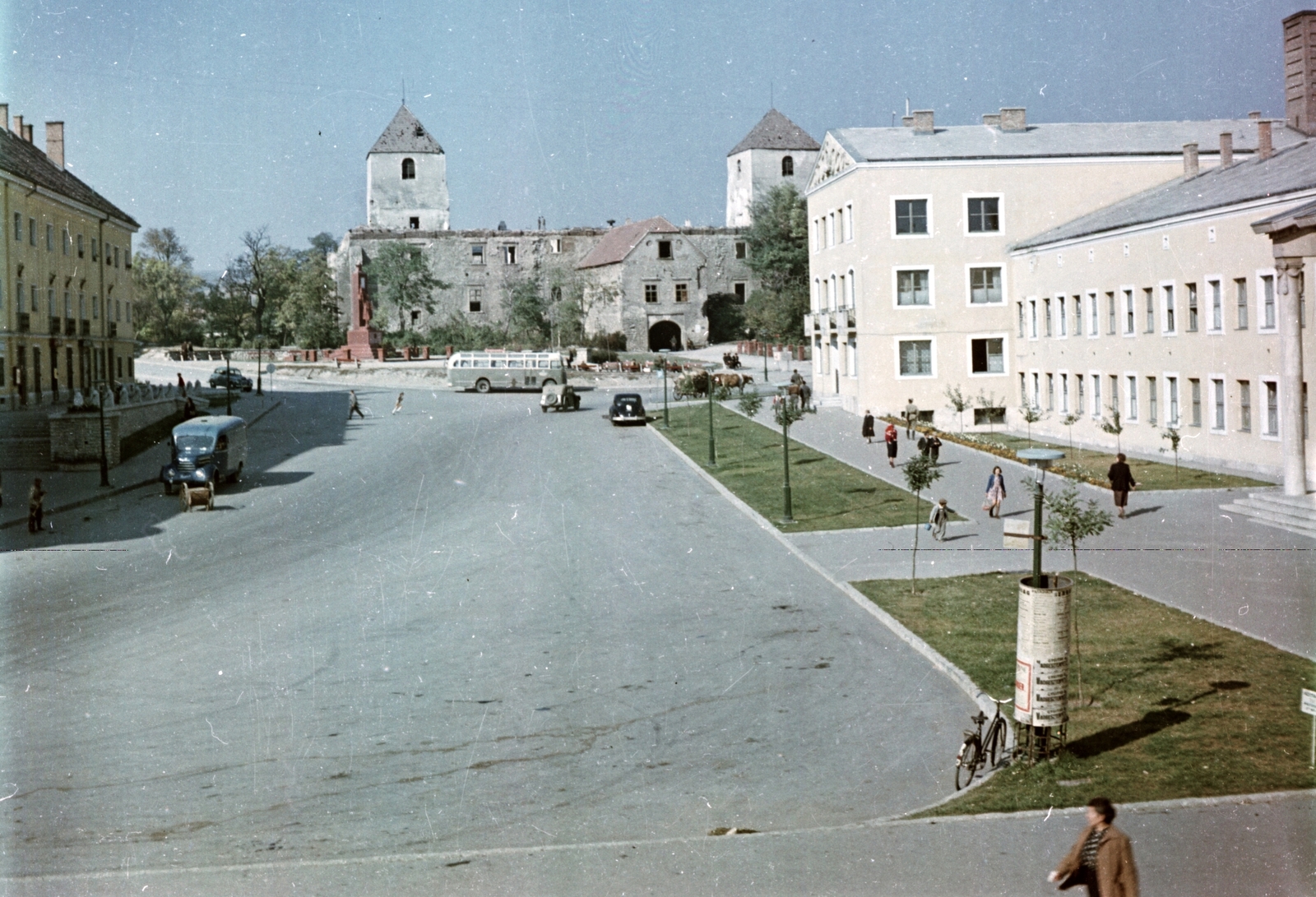 Hungary, Várpalota, Szabadság tér, szemben a Thury-vár., 1955, Építésügyi Dokumentációs és Információs Központ, VÁTI, bicycle, colorful, Hungarian brand, commercial vehicle, ad pillar, castle, Fortepan #29100