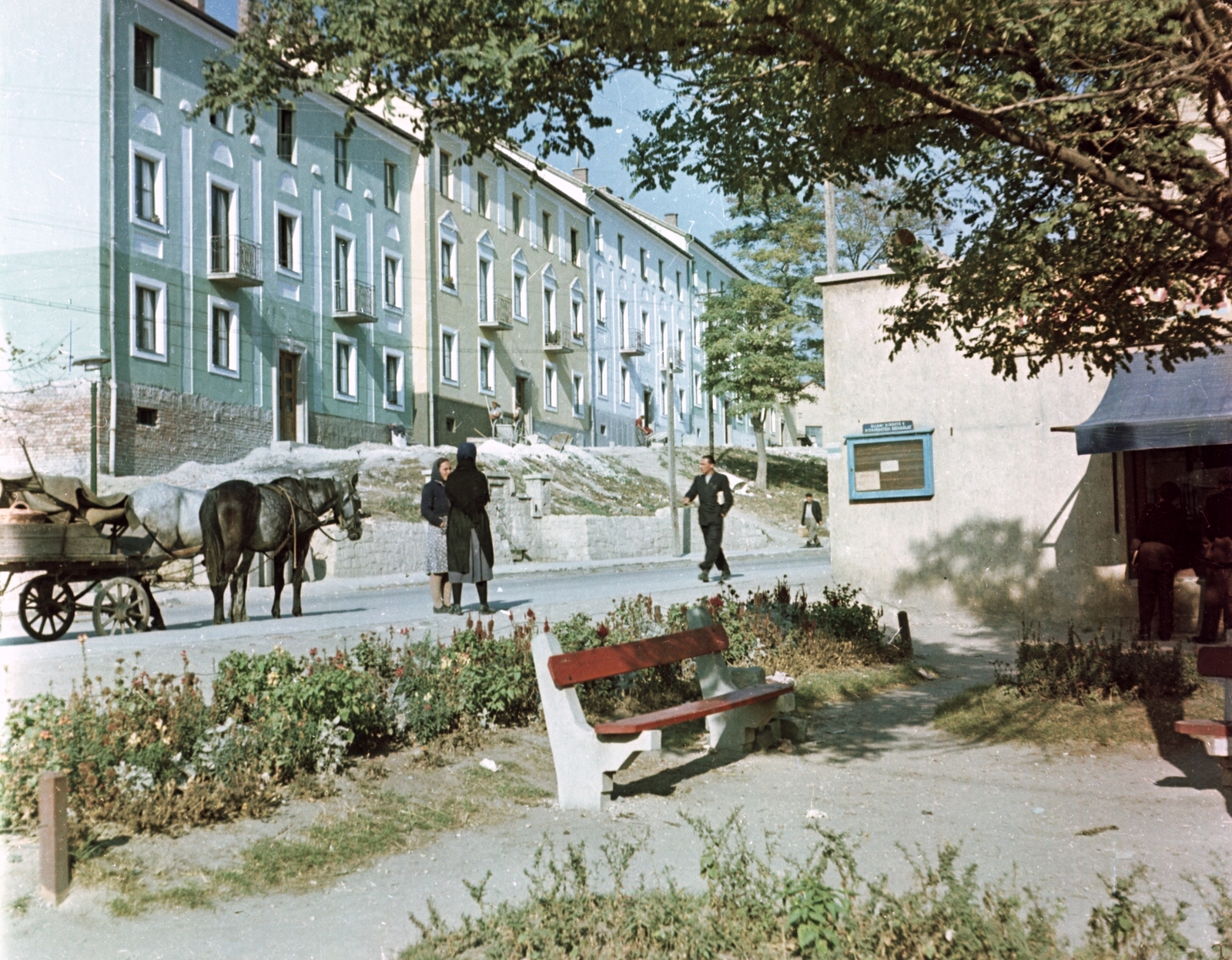 Hungary, Várpalota, Szent István út, a Fekete gyémánt utca felől a Jókai utca felé nézve., 1963, Építésügyi Dokumentációs és Információs Központ, VÁTI, colorful, horse, Horse-drawn carriage, coach, bench, Fortepan #29101