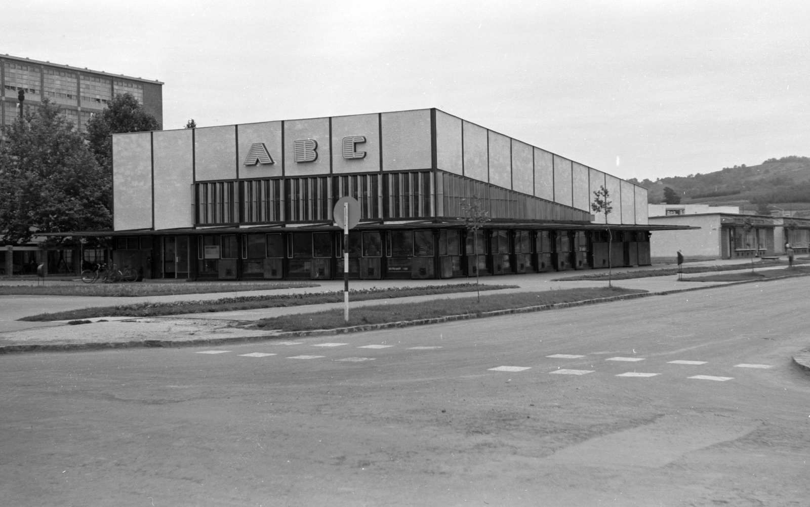 Hungary, Zalaegerszeg, Platán sor (Lenin út) - Landorhegyi utca sarok, Landorhegyi ABC., 1968, Építésügyi Dokumentációs és Információs Központ, VÁTI, grocery store, crosswalk, Fortepan #29103