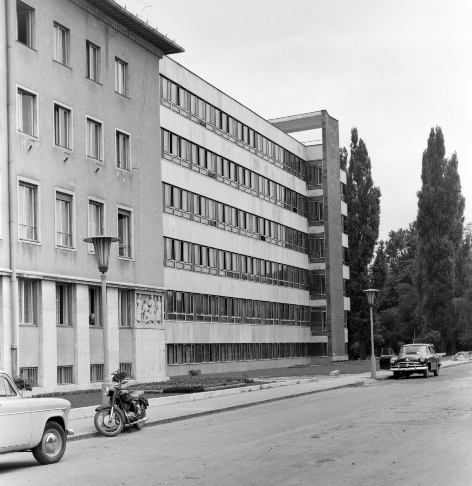 Hungary, Zalaegerszeg, Kosztolányi Dezső utca 10., a Megyeháza (ekkor Megyei Tanács) épülete., 1968, Építésügyi Dokumentációs és Információs Központ, VÁTI, GAZ-brand, public building, M21 Wolga, Fortepan #29104