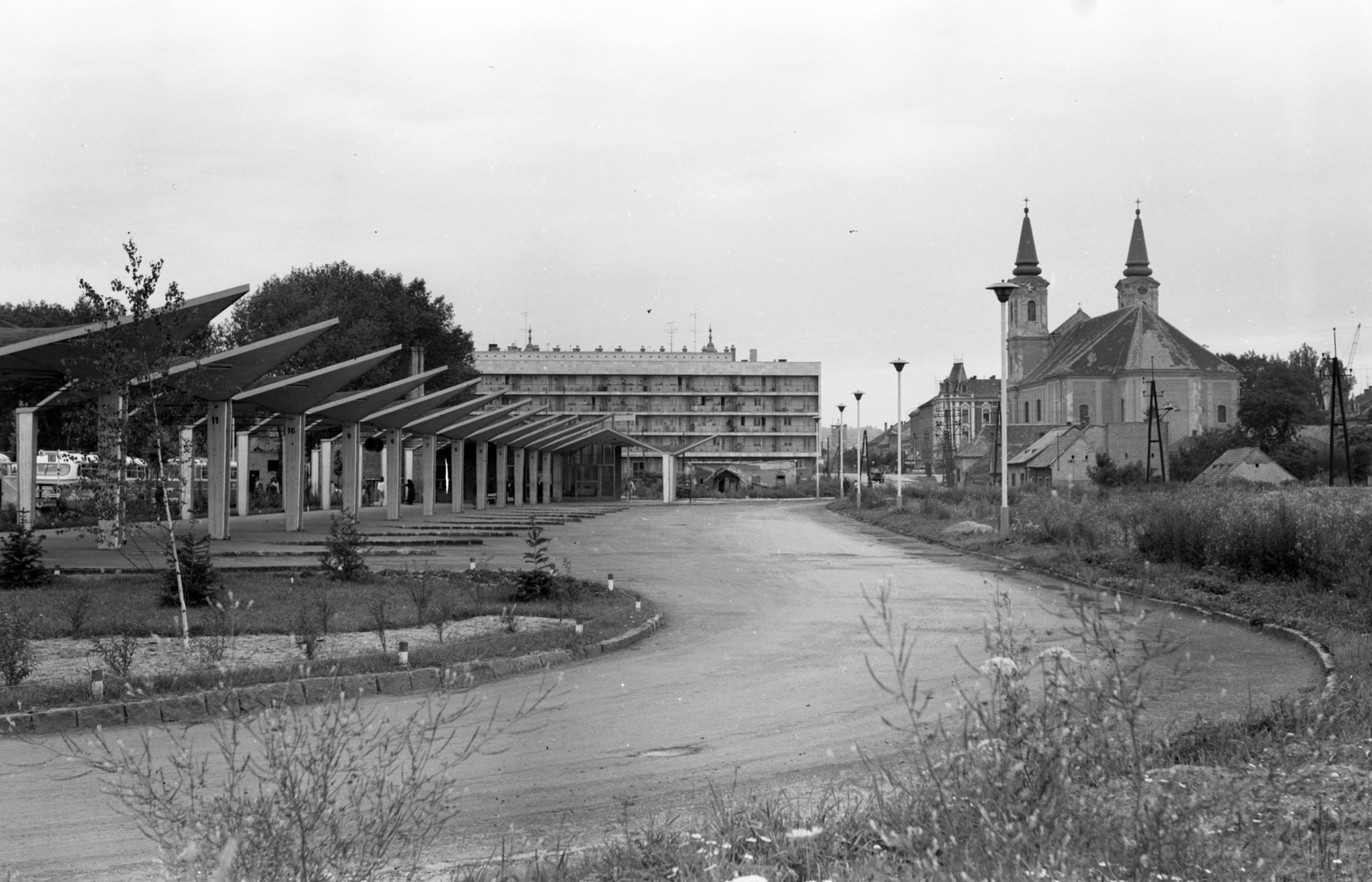 Hungary, Zalaegerszeg, autóbusz-állomás, mögötte a "Lordok háza" jobbra a Nagytemplom., 1968, Építésügyi Dokumentációs és Információs Központ, VÁTI, church, bus terminal, bus stop, Hyperbolic paraboloid shells , Fortepan #29105