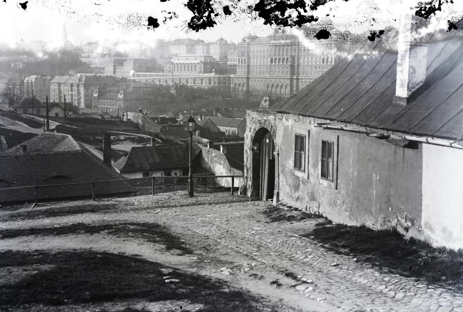 Hungary, Tabán, Budapest I., kilátás a Királyi Palota (később Budavári Palota) felé. Középen a Dózsa György (Palota) tér fáitól balra a legénységi Darabont laktanya., 1909, Hodosi Róbert, Budapest, disappeared, Fortepan #291129