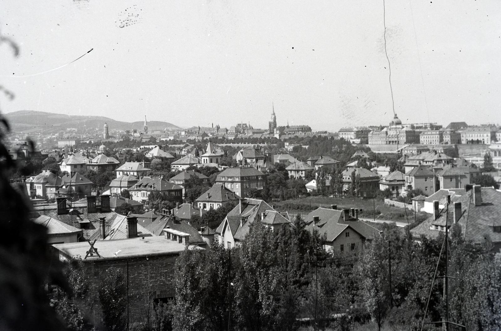 Hungary, Budapest I., kilátás a Szirtes utca 5/a számú házból a Tigris utca felé, távolban a budai Vár épületei láthatók., 1930, Hodosi Róbert, Budapest, roof, picture, Fortepan #291134