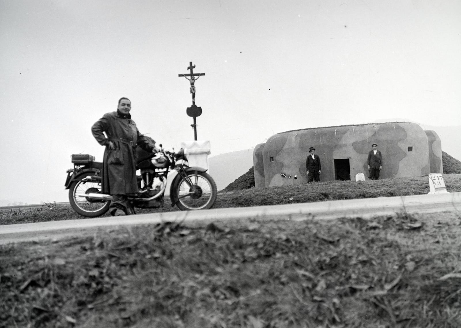 Szlovákia, Szepsi, csehszlovák kiserőd., 1938, Hodosi Róbert, Gilera-márka, motorkerékpár, kilométerkő, terepminta, bunker, kereszt_jelkép, Fortepan #291135