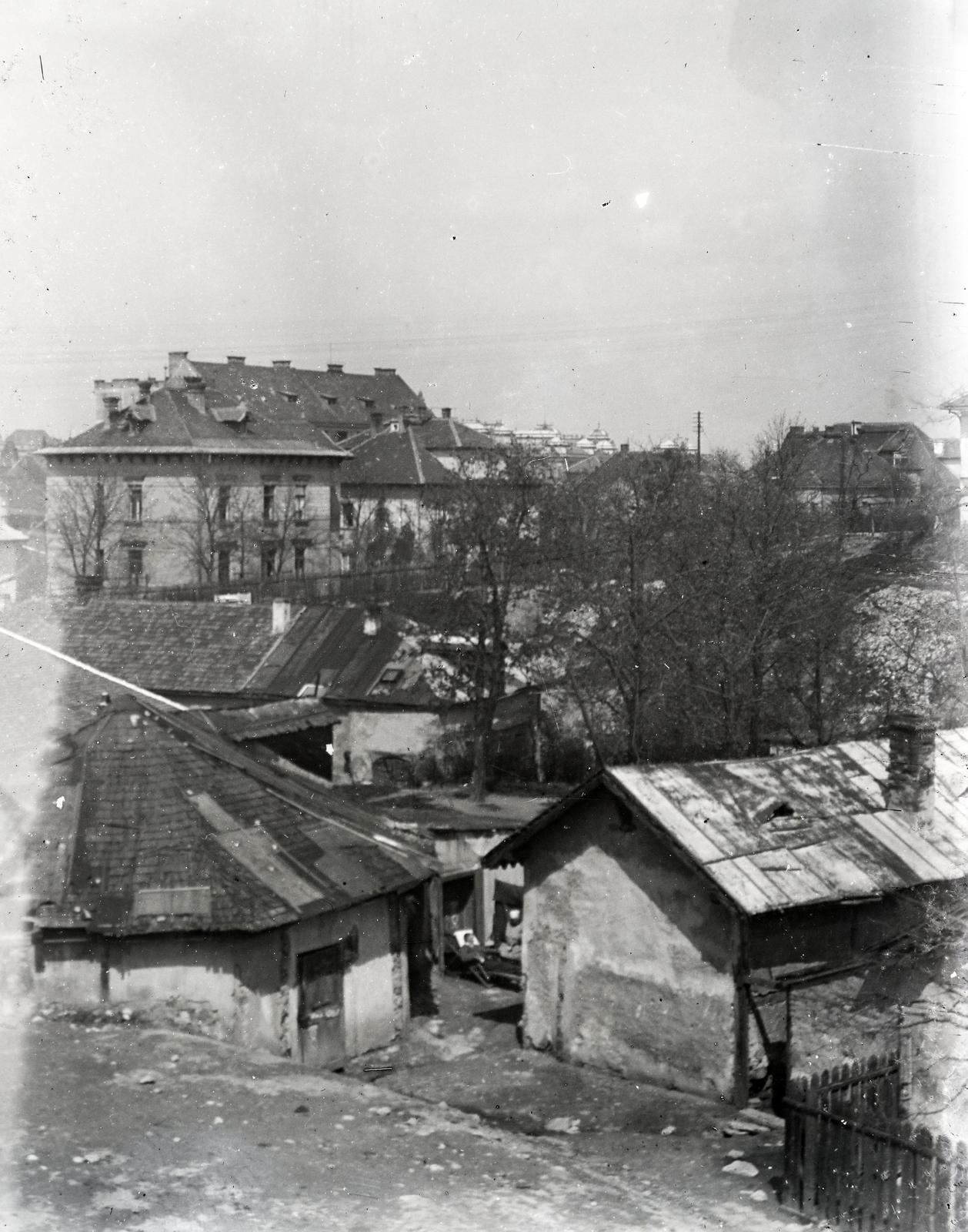 Magyarország, Budapest XI., viskók az Alsóhegy utca és a Berényi utca között, balra a Hegyalja út 18-as számú egyemeletes épület látható., 1930, Hodosi Róbert, Budapest, eltűnt, Fortepan #291139