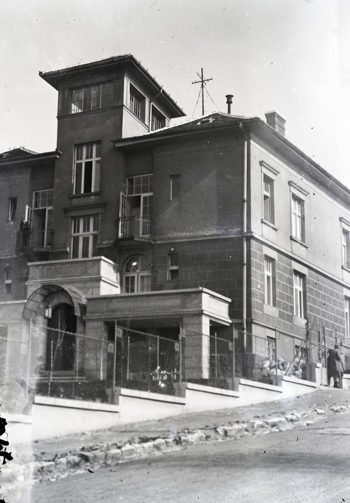 Magyarország, Budapest I., a Mihály utca 9. számú ház a Berényi utca felől., 1930, Hodosi Róbert, Budapest, kerítés, épület, alulnézet, Fortepan #291140