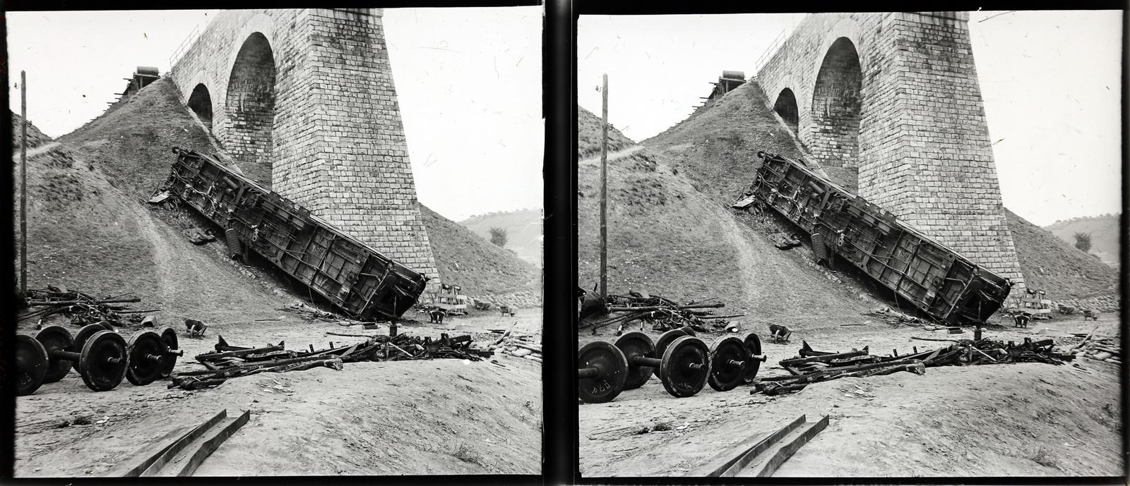 Magyarország, Biatorbágy, a felvétel a vasúti viaduktnál az 1931. szeptember 13-i merénylet után készült., 1931, Simó György, sztereófotó, viadukt, vonatbaleset, híd, Fortepan #291155