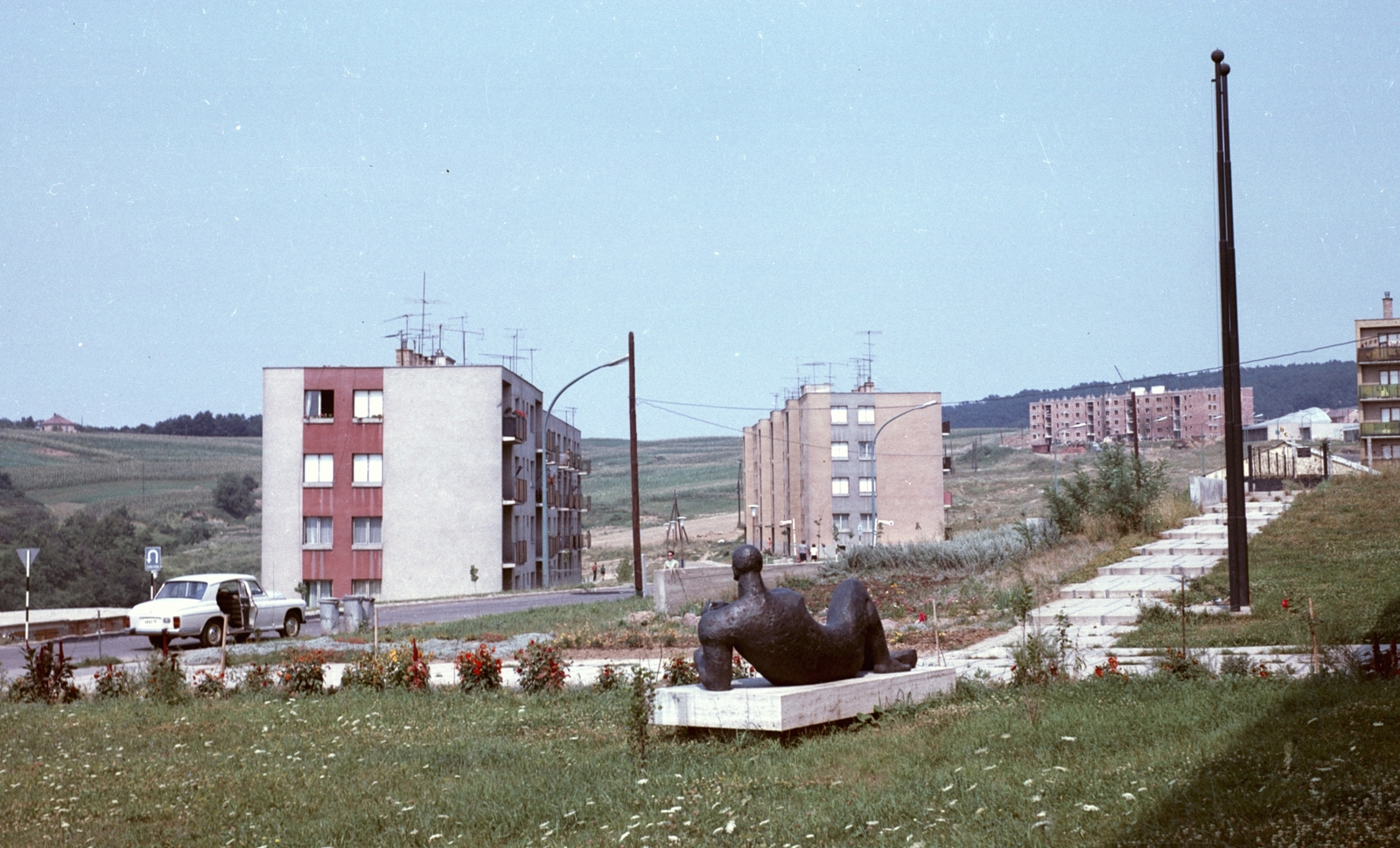 Hungary, Komló, Alkotmány utca, Tar István 1966-ban felállított Szobrász és Alkotás c. műve., 1969, Építésügyi Dokumentációs és Információs Központ, VÁTI, colorful, sculpture, blocks, street view, aerial, Fortepan #29116