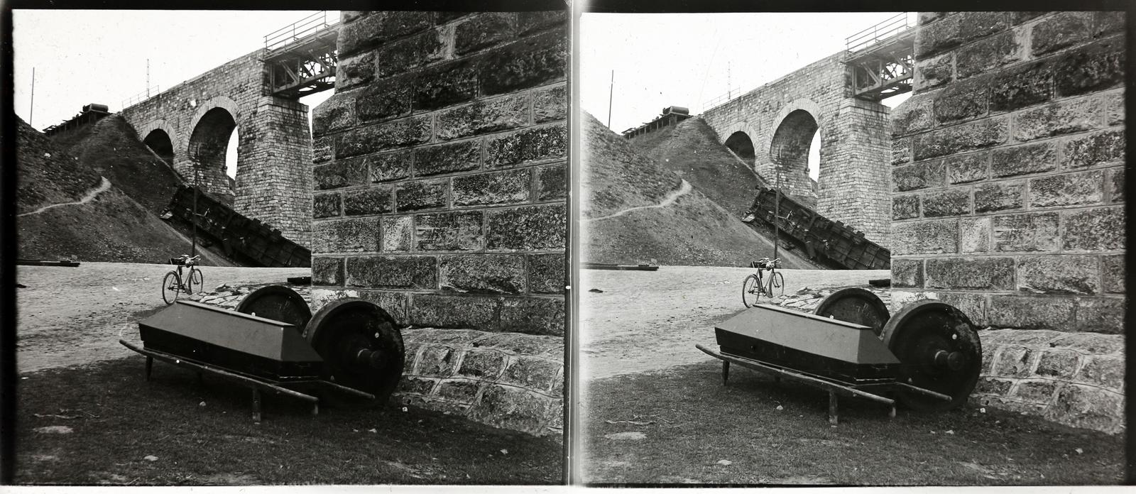 Hungary, Biatorbágy, a felvétel a vasúti viaduktnál az 1931. szeptember 13-i merénylet után készült., 1931, Simó György, stereophoto, viaduct, railway accident, bridge, Fortepan #291162