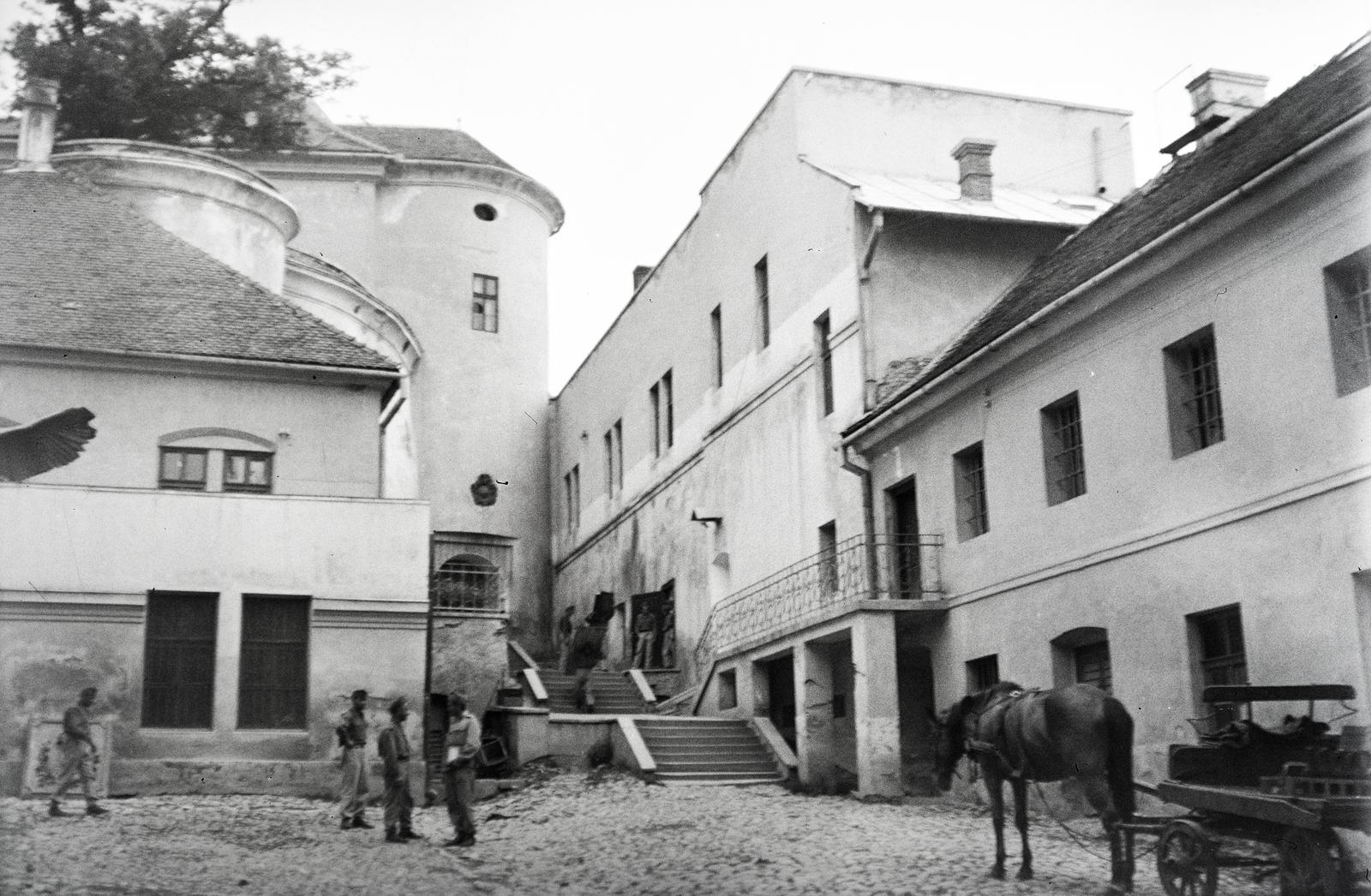 Ukraine,Zakarpattia Oblast, Mukachevo, a középső vár udvara, Rákóczi tér, fenn a fellegvár középső körbástyáján az 1848-ban ültetett hársfa, a Szabadság Fája látható., 1941, Mikolay Károly, Fortepan #291172