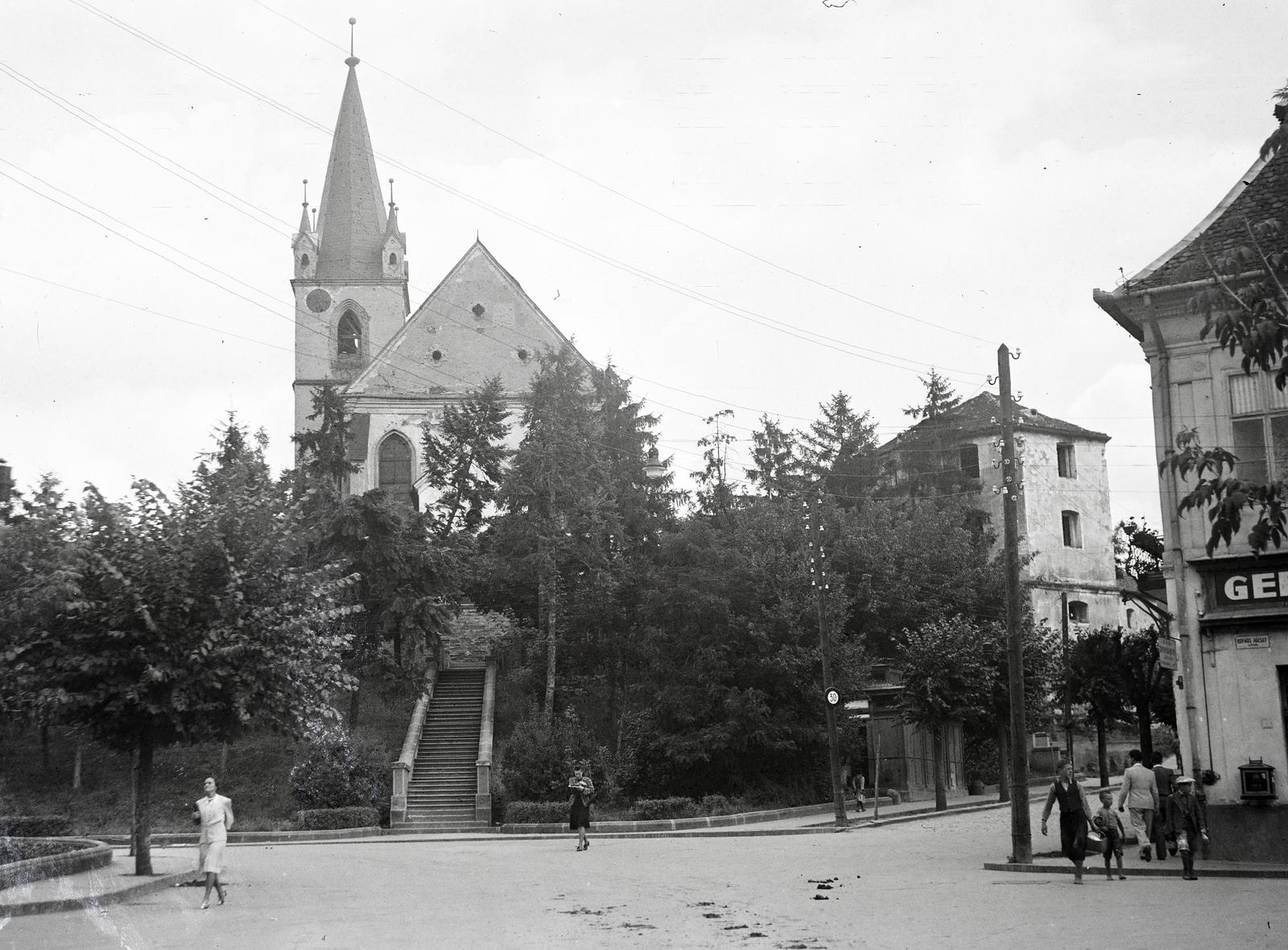 Romania,Transylvania, Târgu Mureș, Bernády György tér, szemben a református Vártemplom., 1941, Mikolay Károly, Fortepan #291176