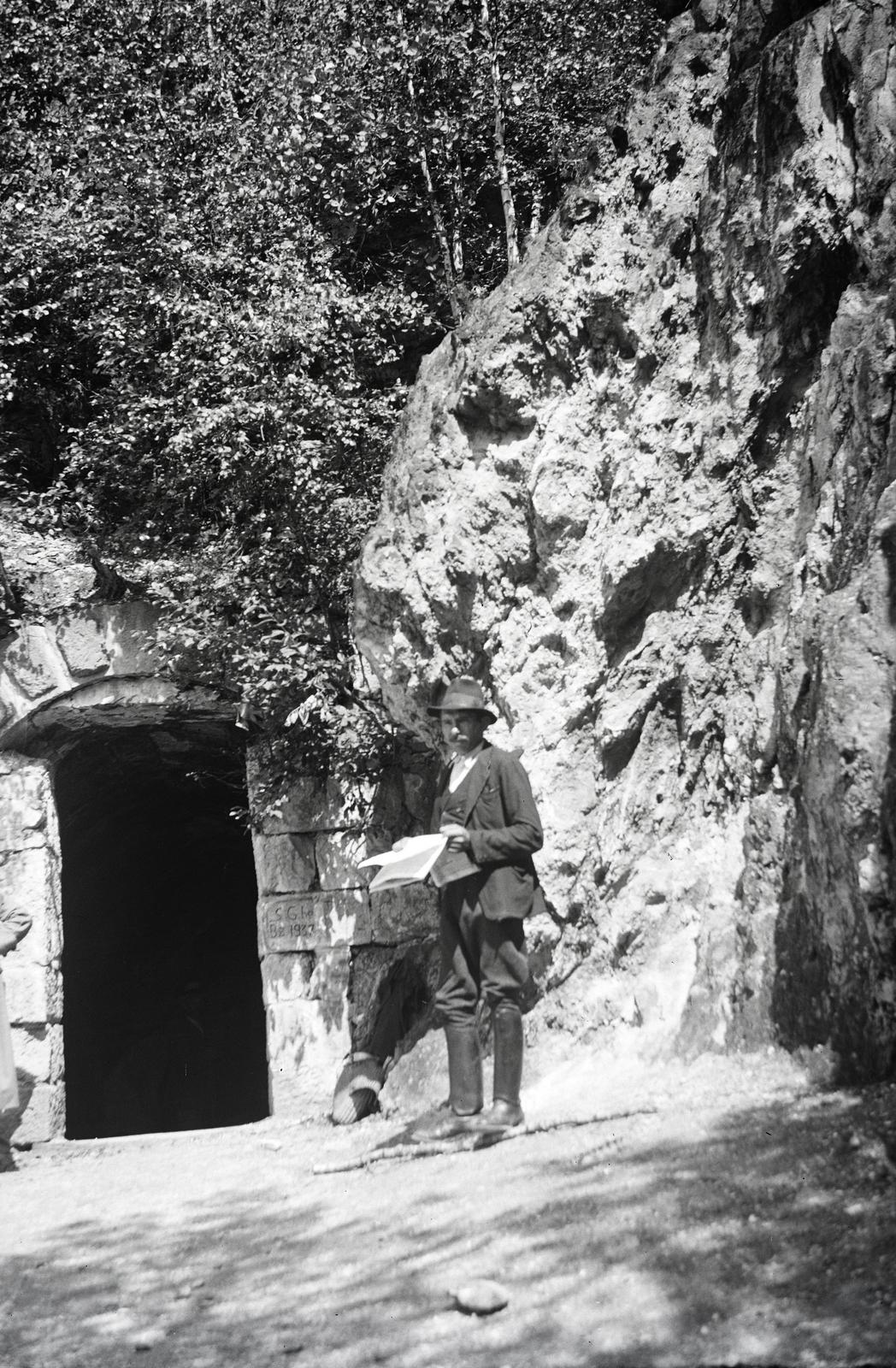 Románia,Erdély, Torja, a Büdös-barlang bejárata., 1941, Mikolay Károly, Fortepan #291179