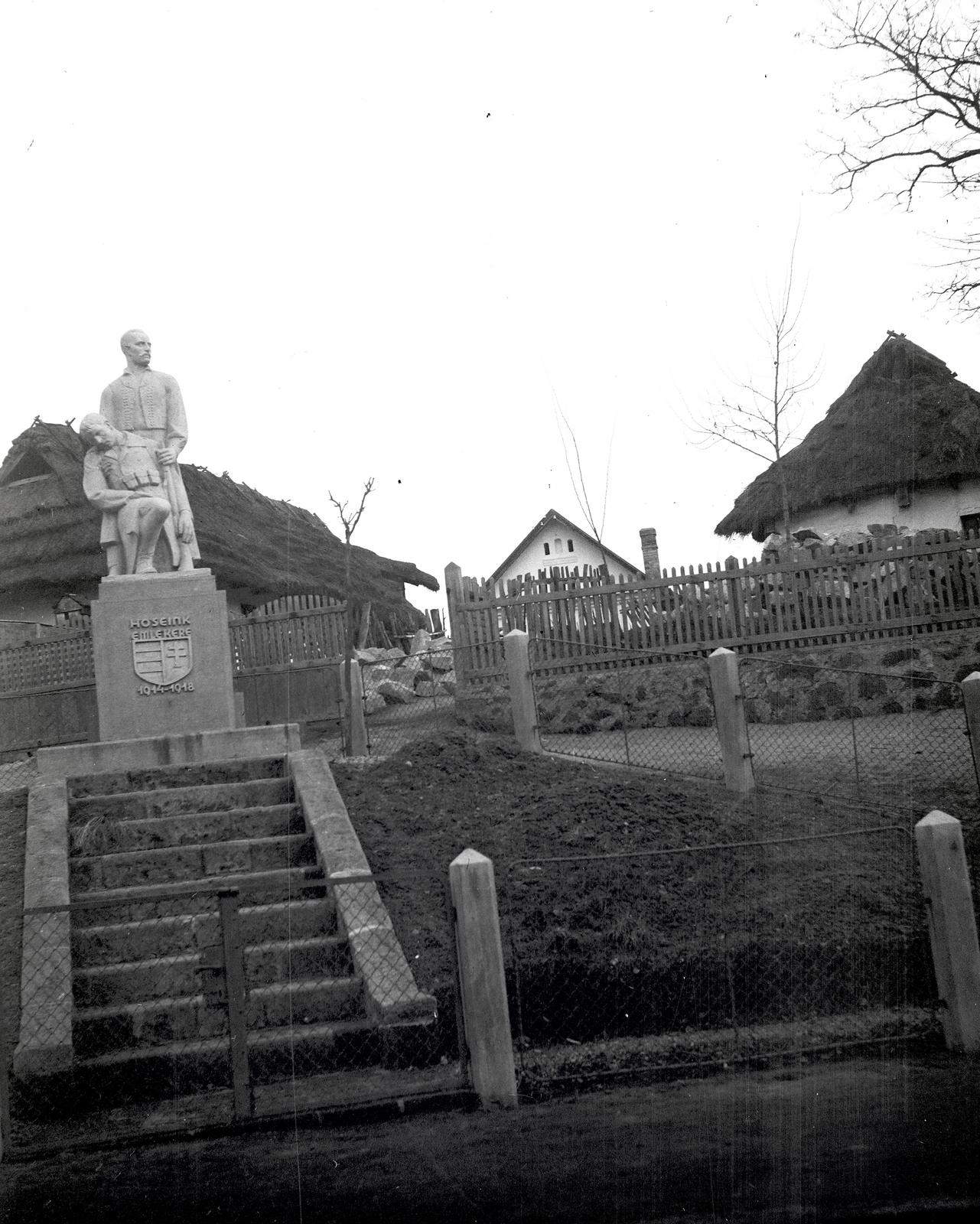 Hungary, Karancskeszi, Fő út, I. világháborús hősi emlékmű (Buczkó Géza, 1935.) a Szent Mihály főangyal-templom mellett., 1941, Mikolay Károly, Fortepan #291194