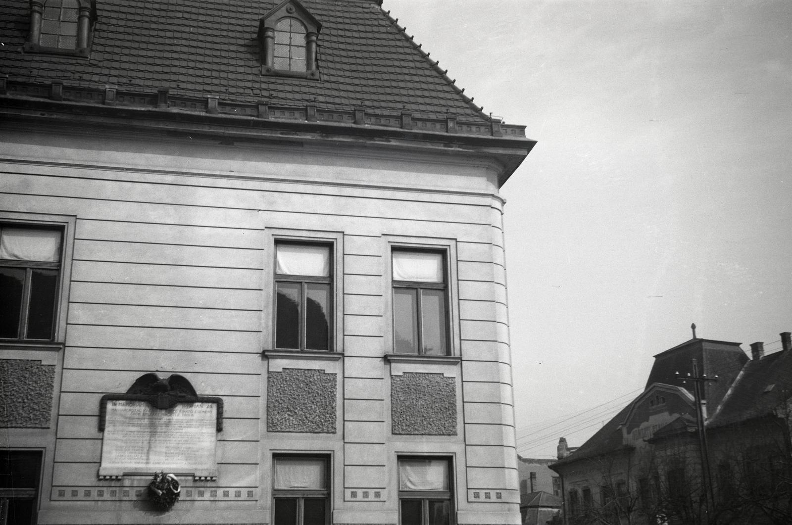 Hungary, Balassagyarmat, Madách Imre utca, jobbra a Rákóczi fejedelem útja, a Városi Tanács (később Polgármesteri Hivatal) oldalfala, az emléktáblára az 1919-ben az intervenciós csapatokkal folytatott harcokban elesett hősök nevét vésték., 1941, Mikolay Károly, Fortepan #291195