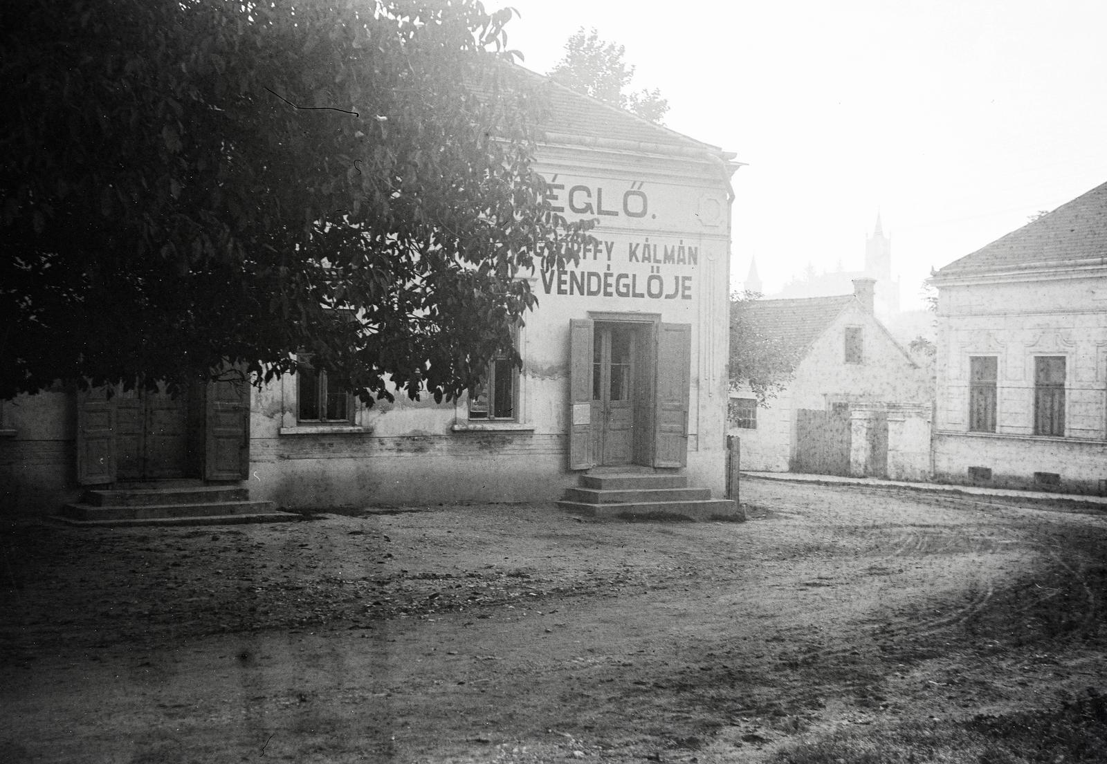 Hungary, Csurgó, Béke utca, jobbra háttérben balra az evangélikus templom, jobbra a református templom tornyának sziluettje látszik., 1941, Mikolay Károly, Fortepan #291201